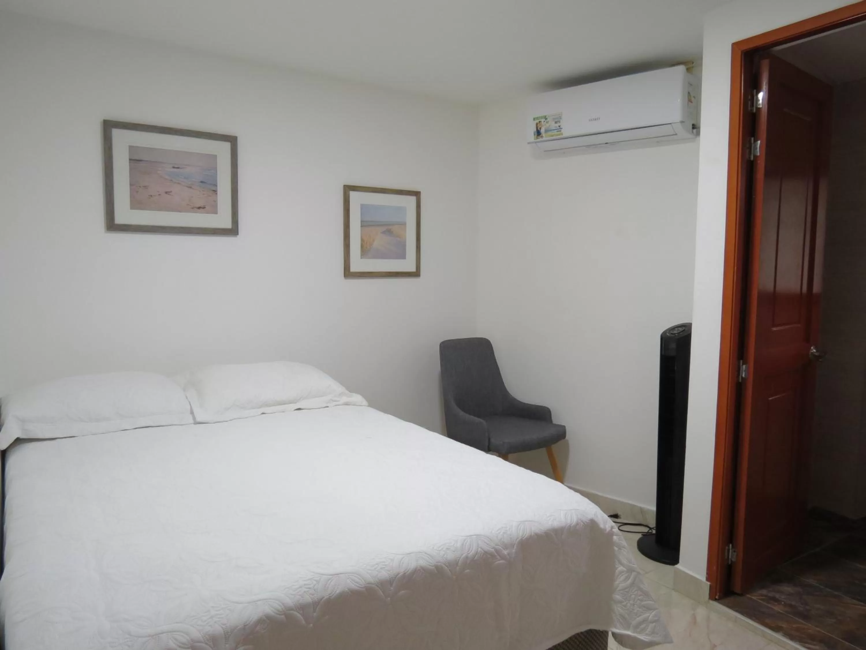 Photo of the whole room, Bed in ZOJO MARiNA BAY