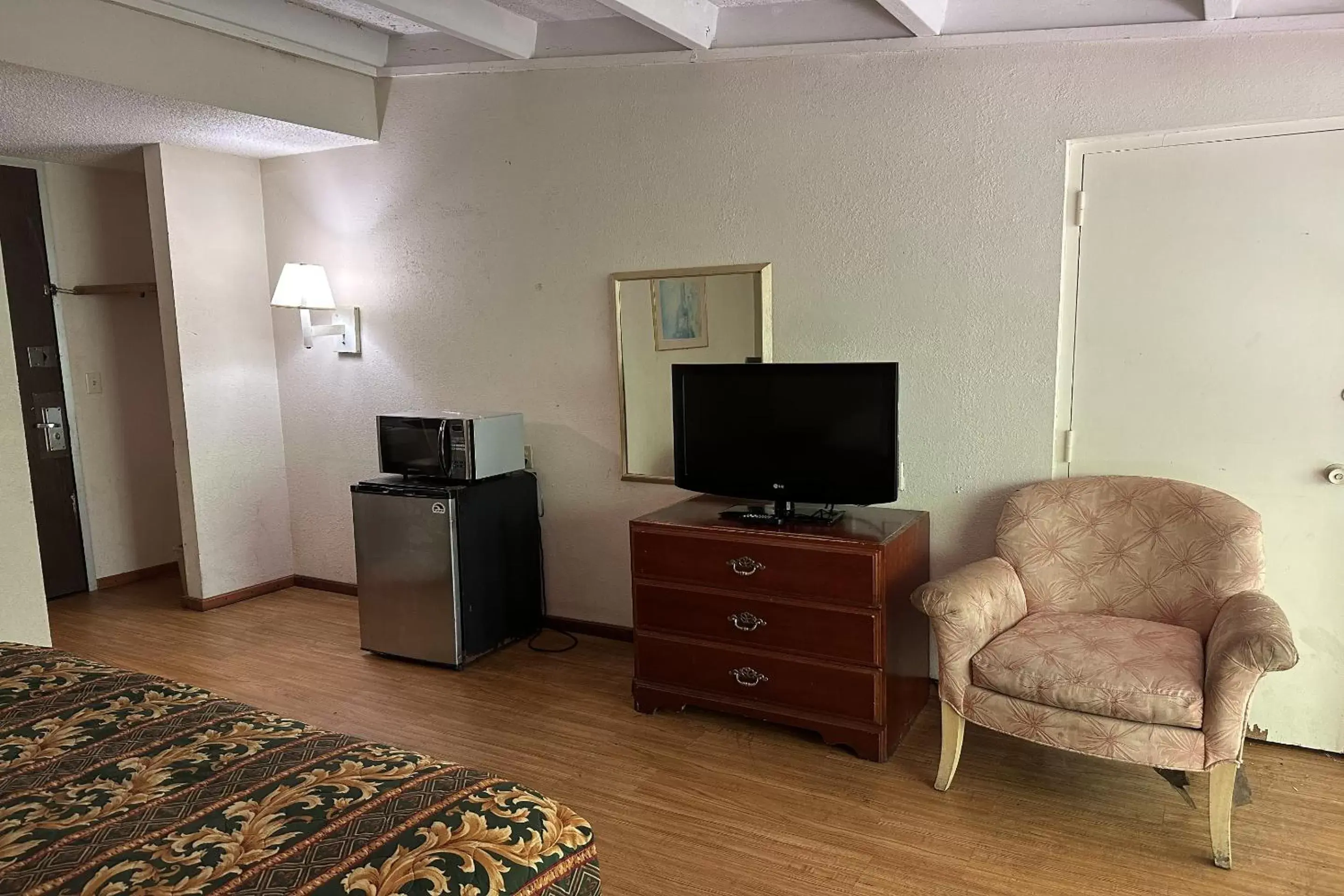 Bedroom, TV/Entertainment Center in Kampus Inn by OYO Gainesville - University Area