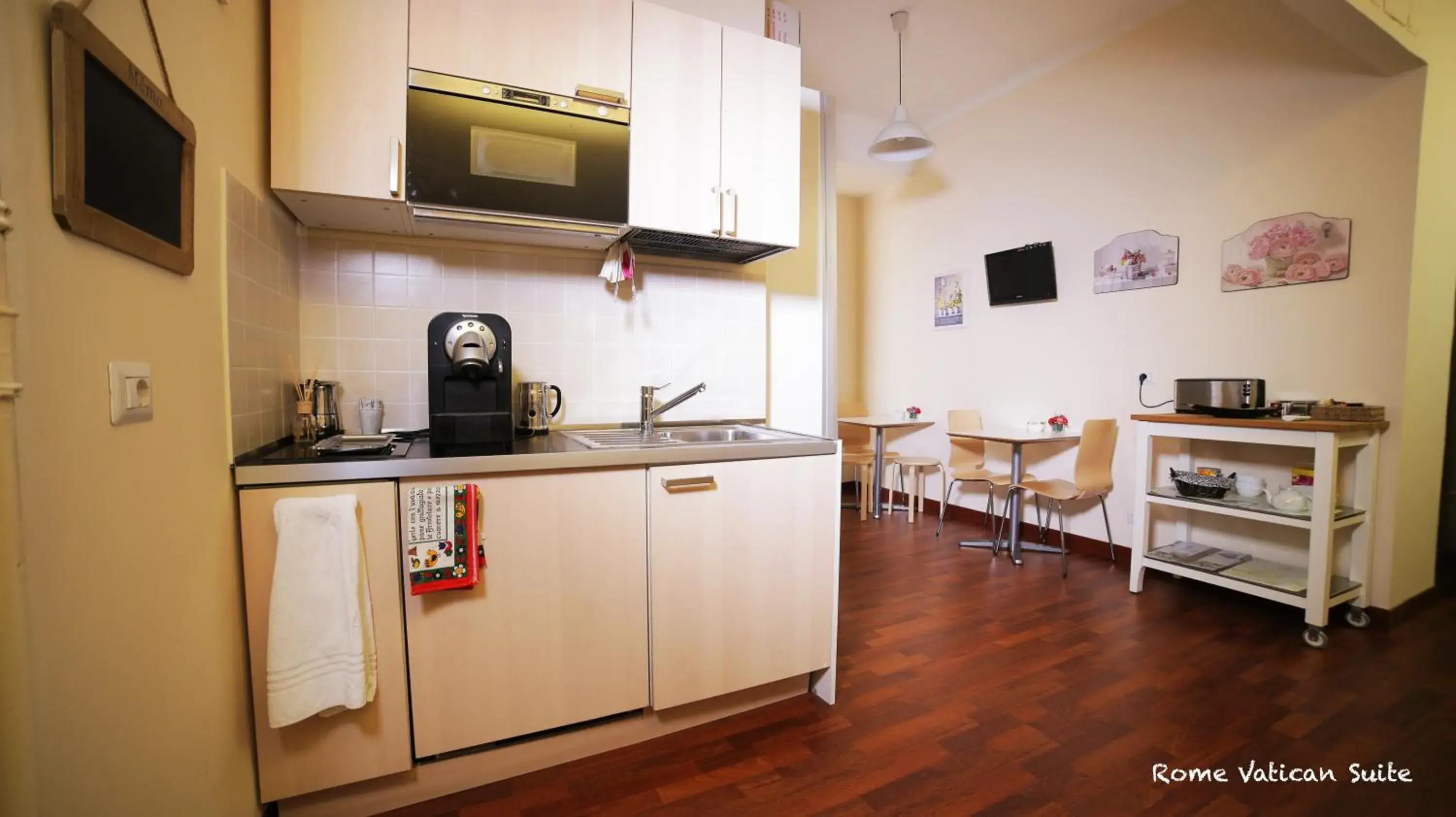 Communal lounge/ TV room, Kitchen/Kitchenette in Rome Vatican Suite