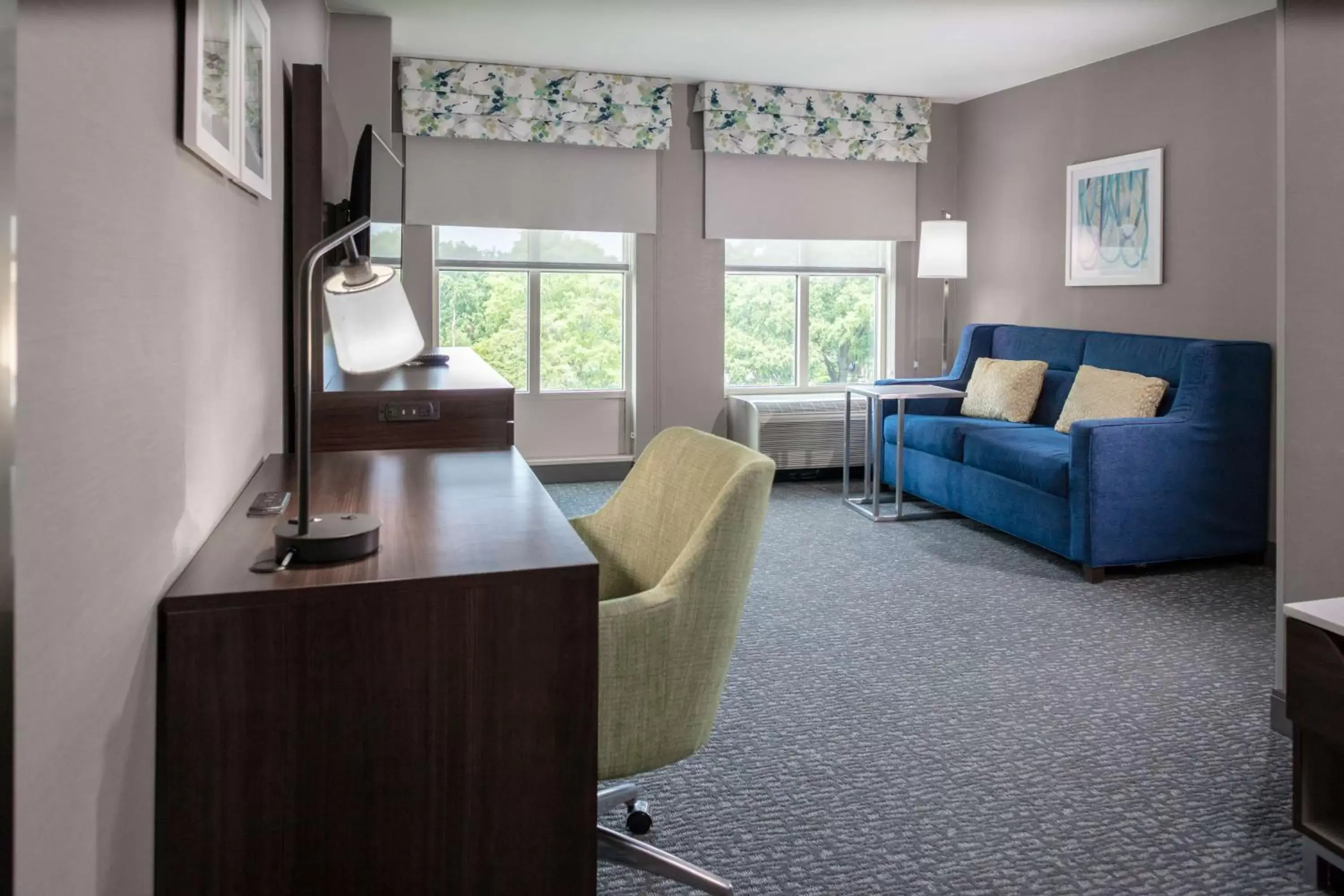 Bedroom, Seating Area in Hampton Inn & Suites Arlington Crystal City DCA