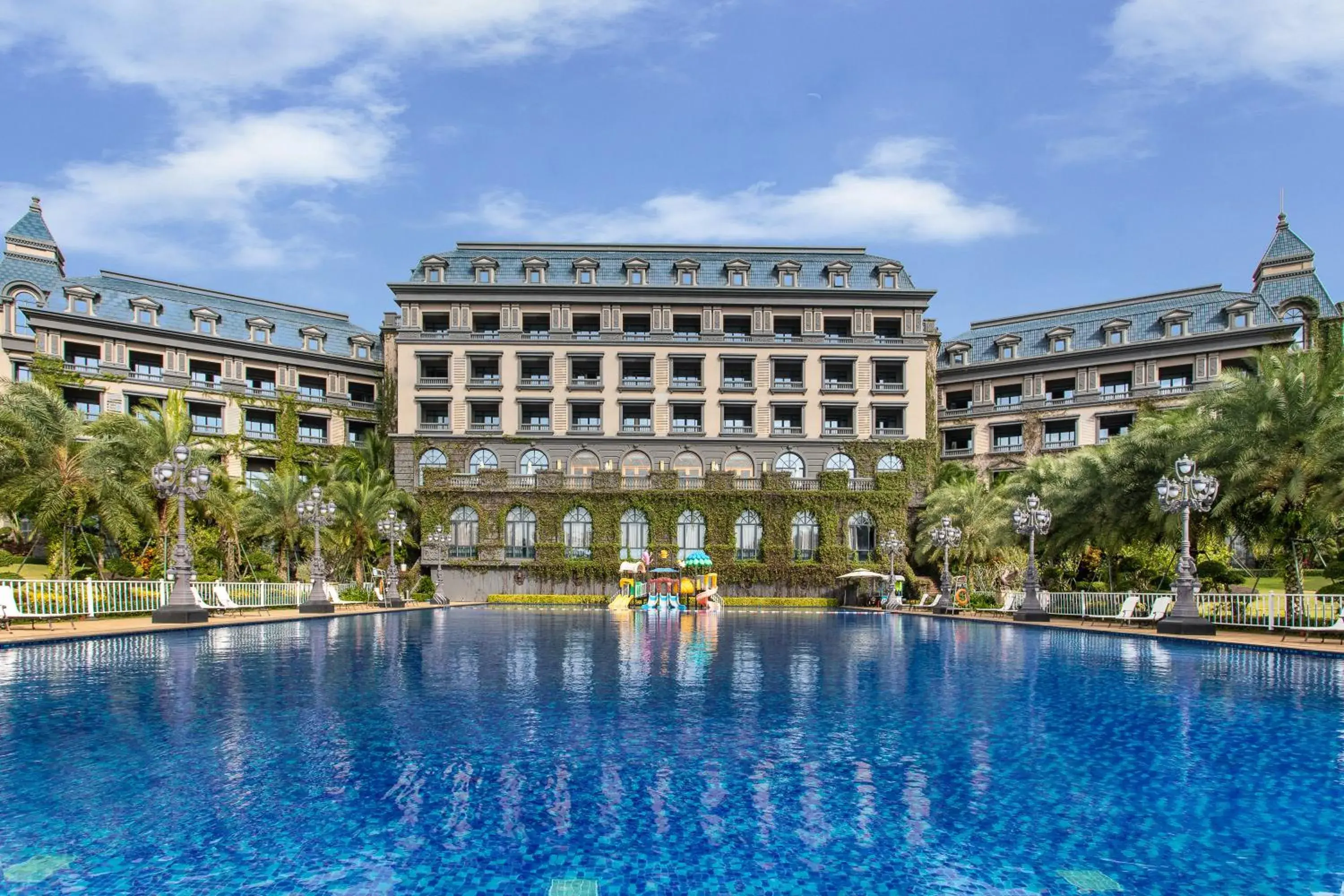 Swimming pool in Wyndham Garden Haikou South Swimming pool in Wyndham Garden Haikou South