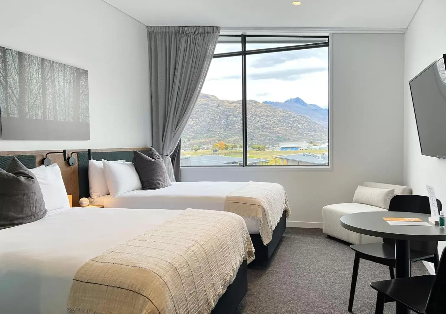 Bed, Mountain View in Sudima Queenstown Five Mile