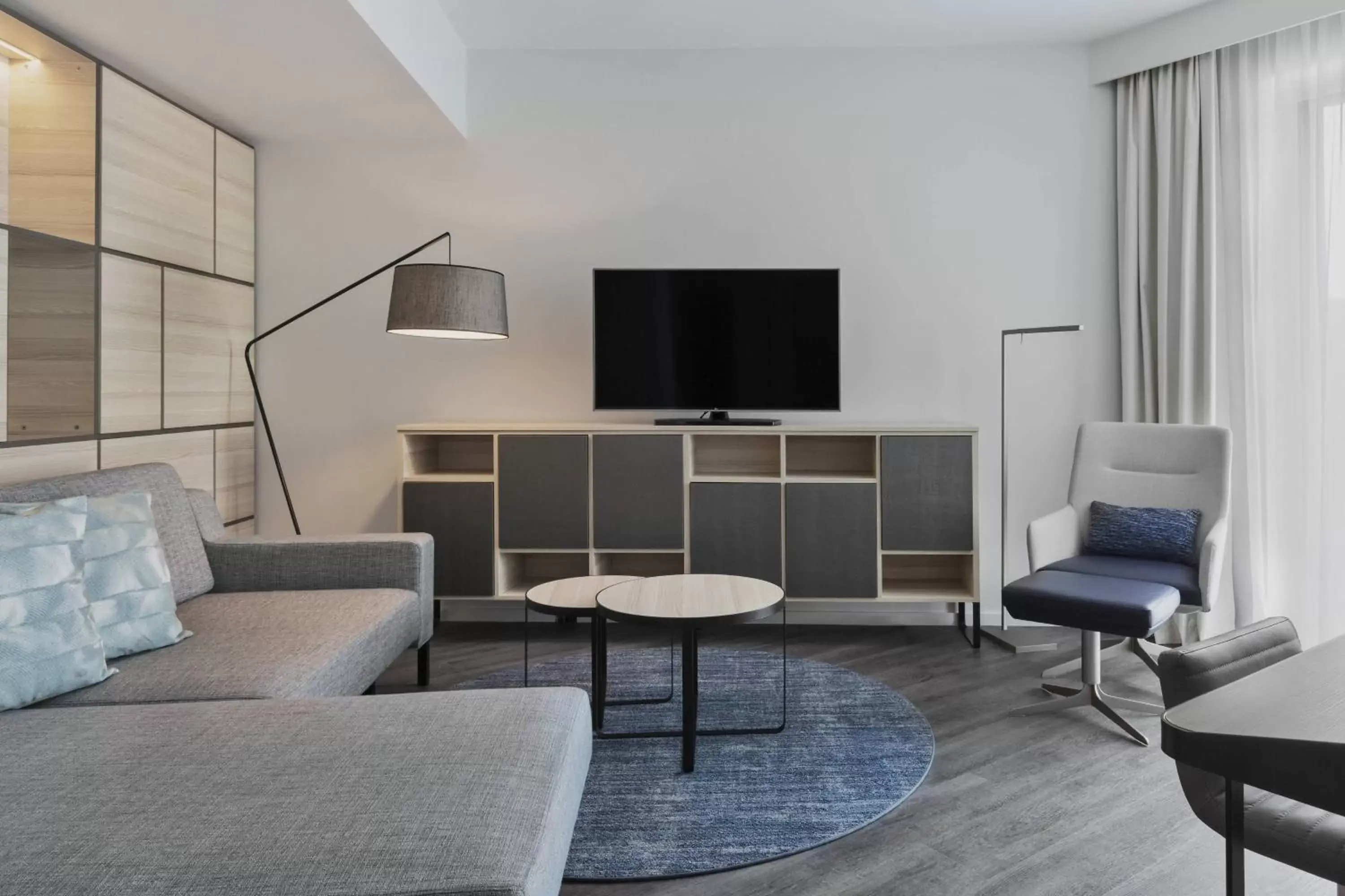 Living room, TV/Entertainment Center in Courtyard by Marriott Hamburg City