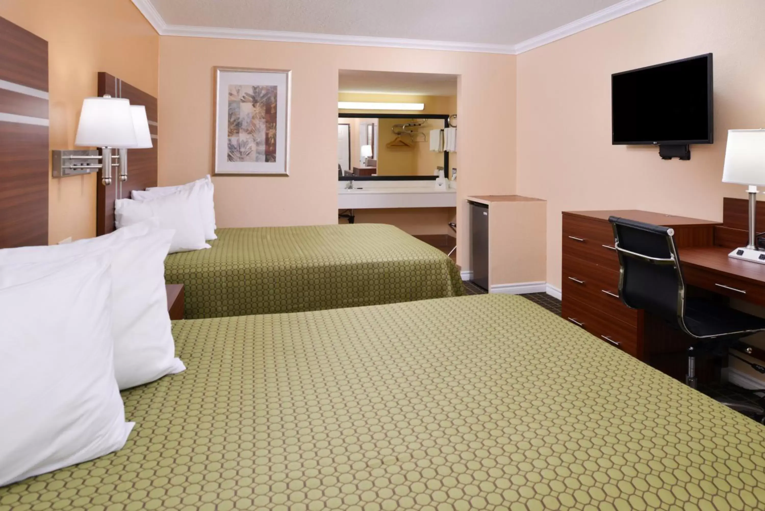 On site, Bed in Americas Best Value Inn - Azusa/Pasadena