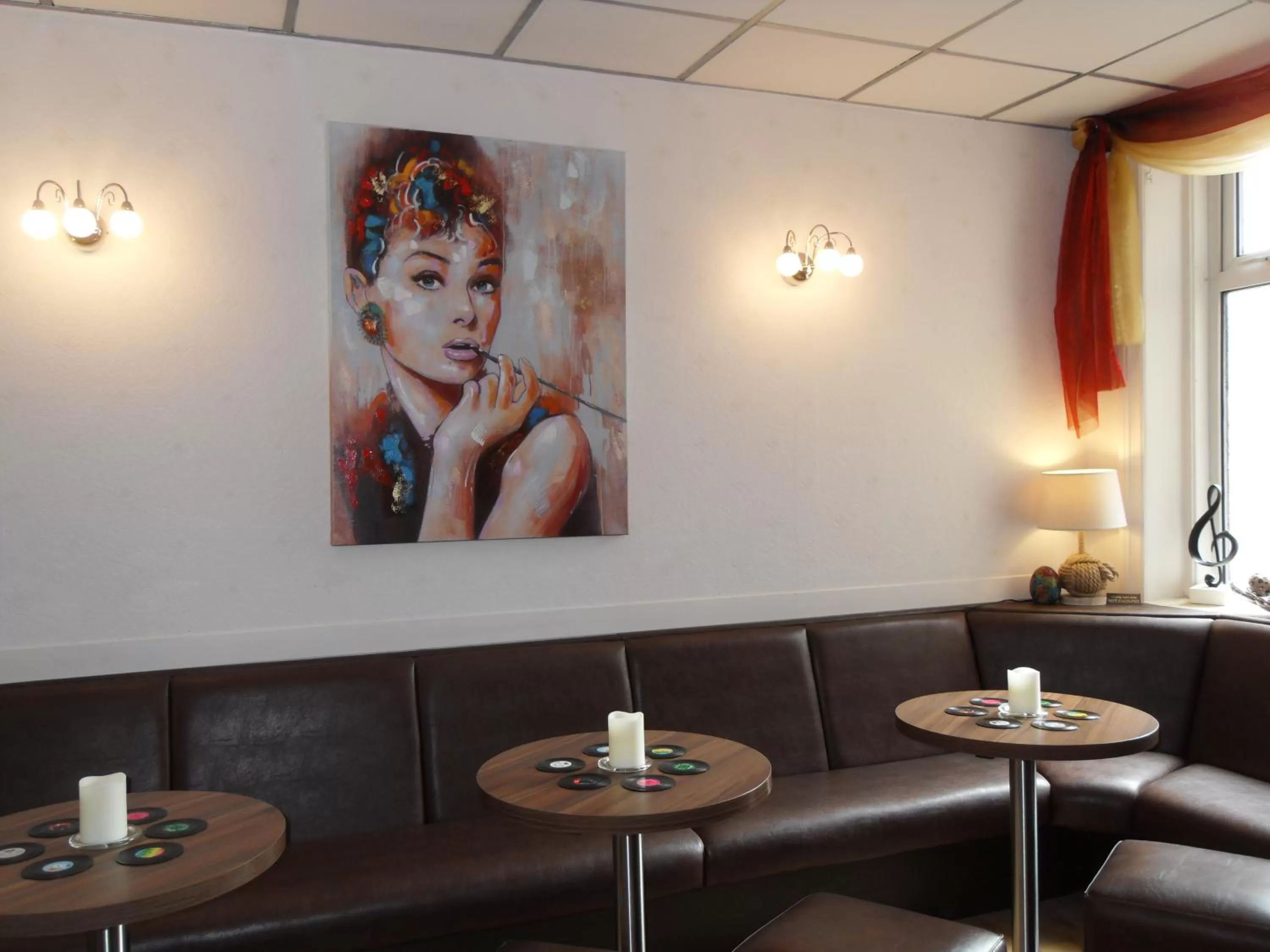 Drinks, Seating Area in The Cardoun