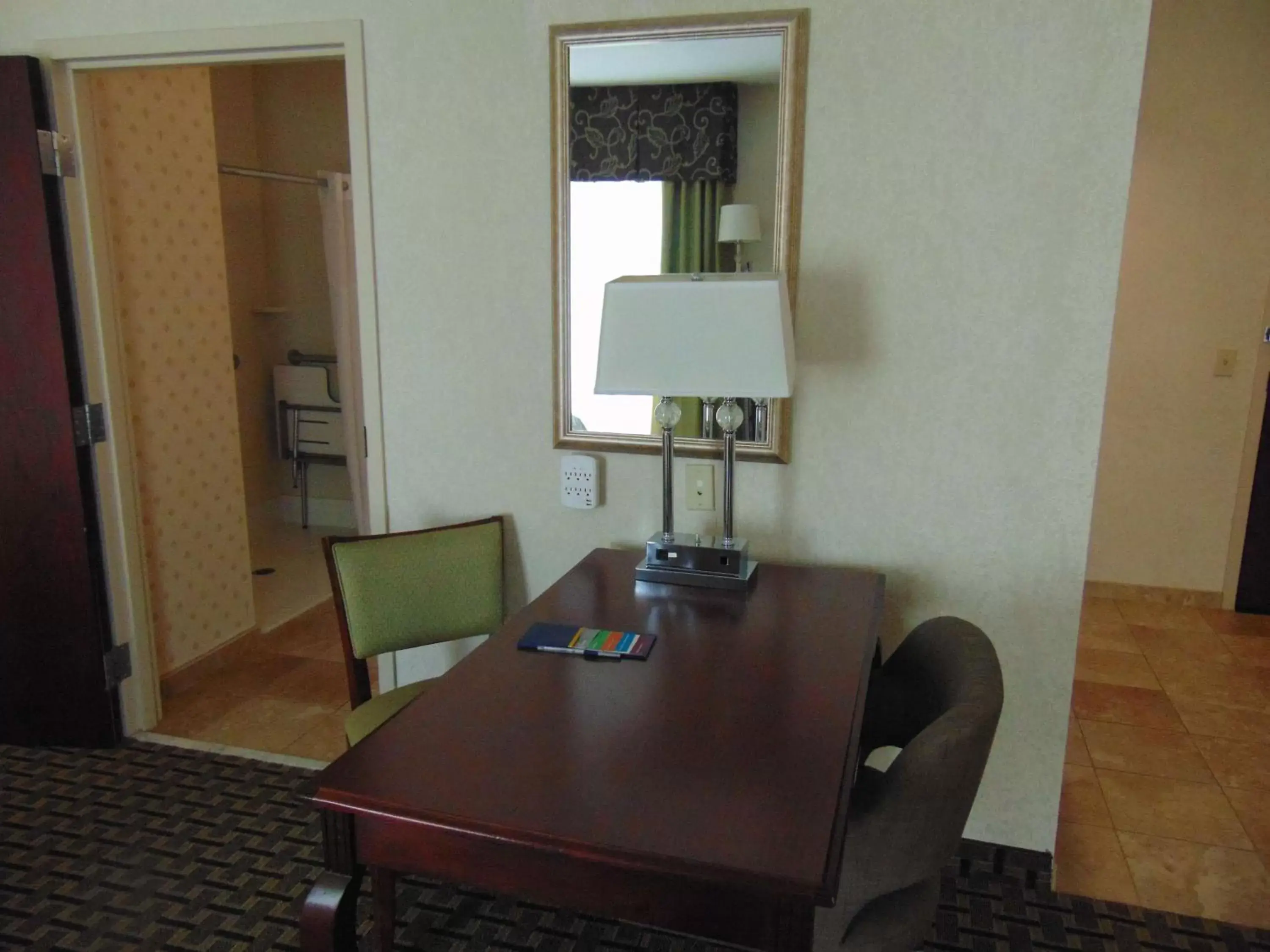 Bedroom, Dining Area in Hampton Inn & Suites Cleveland-Mentor