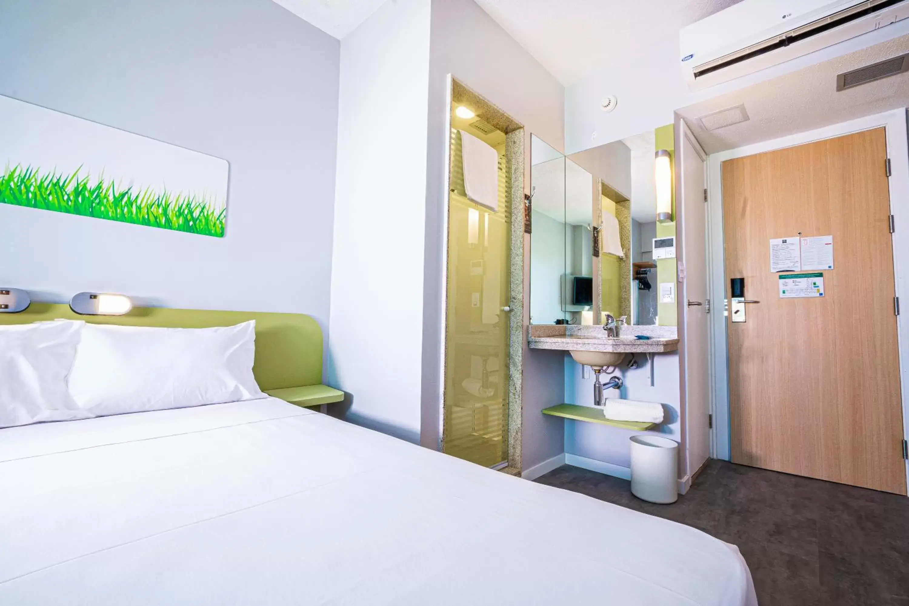 Toilet, Bed in Ibis Budget Fortaleza Praia de Iracema