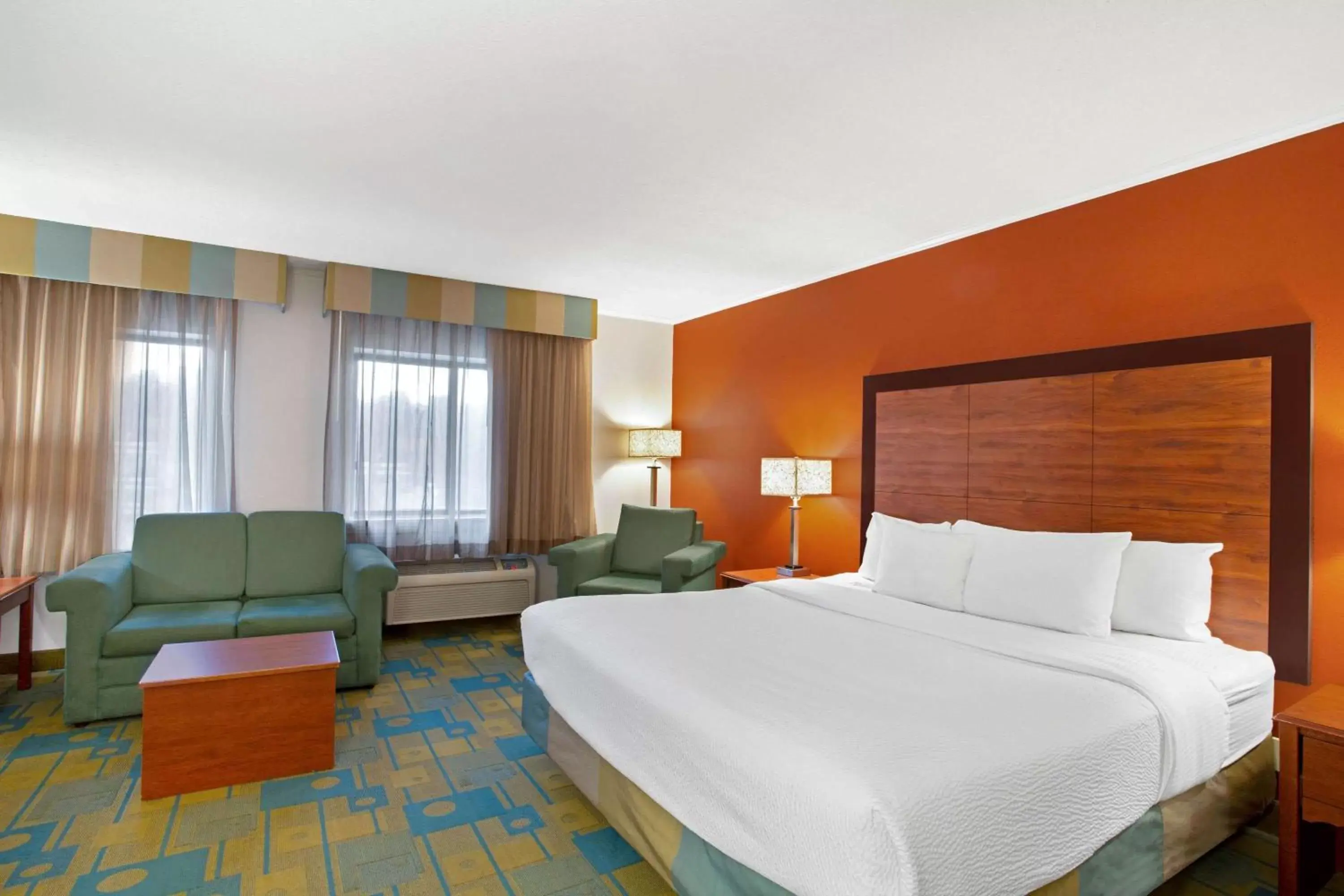 Photo of the whole room, Bed in La Quinta Inn by Wyndham Auburn Worcester