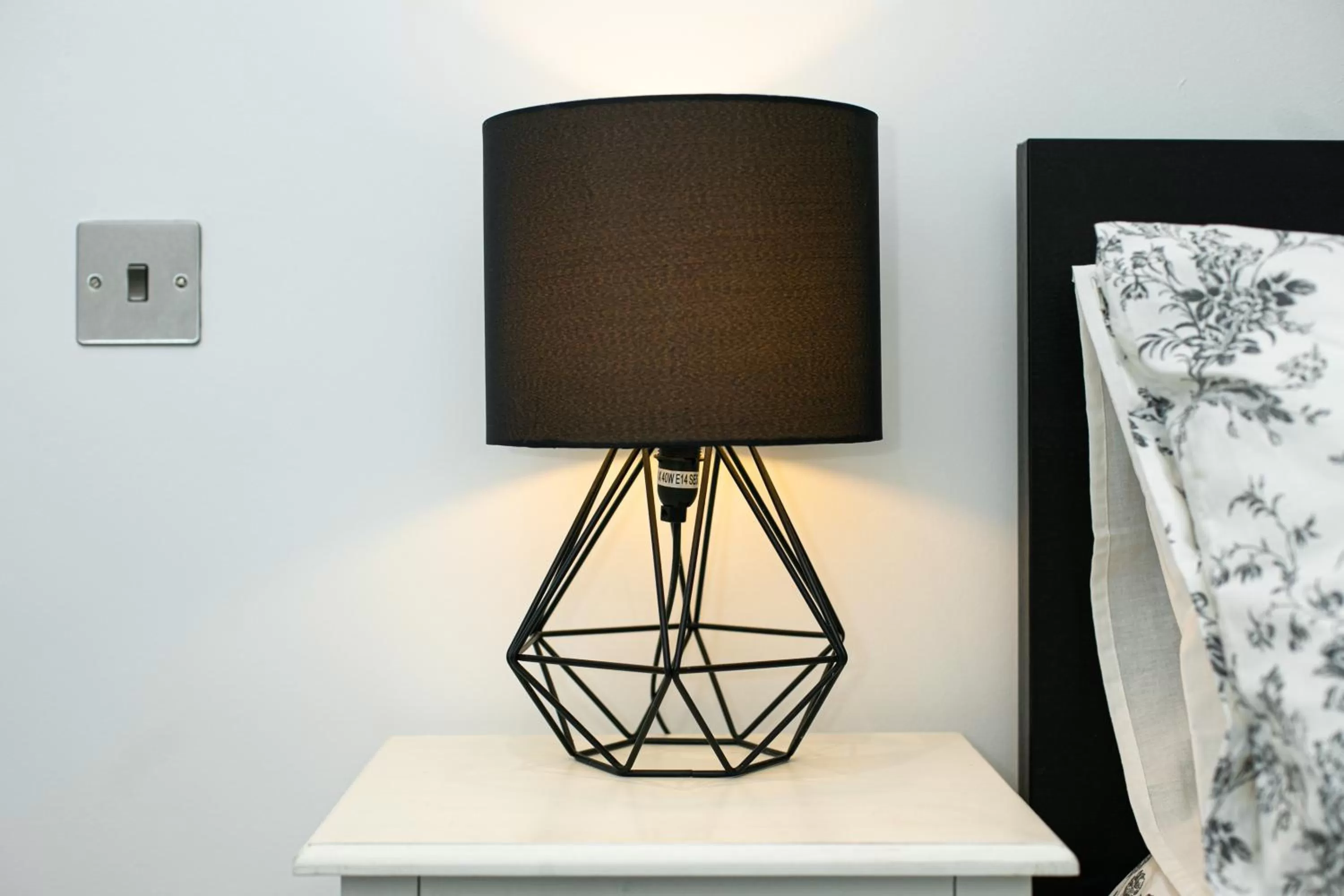 Decorative detail, TV/Entertainment Center in Reading Kings Road Lodge by Creatick Apartments