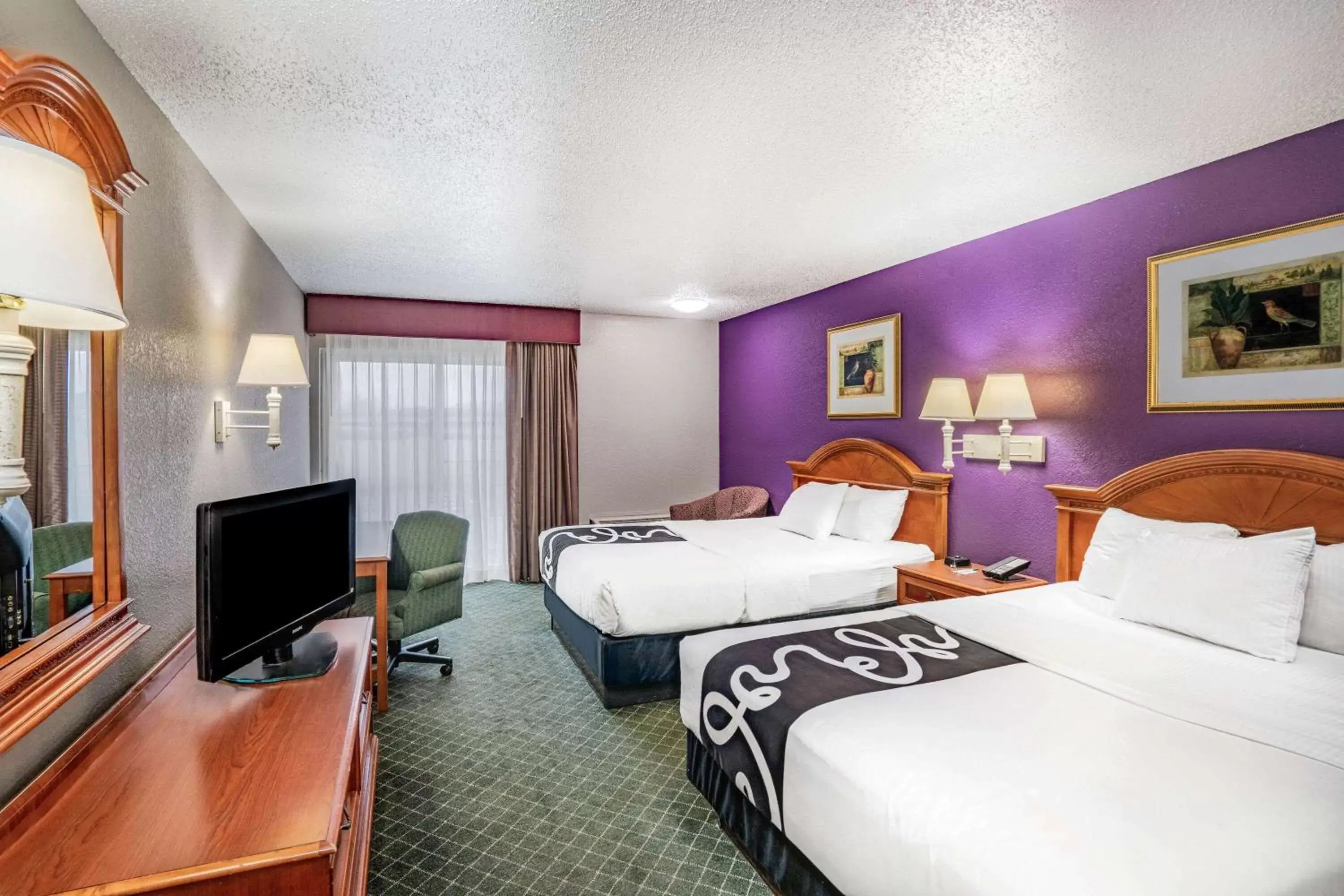 Photo of the whole room, Bed in La Quinta Inn by Wyndham El Dorado