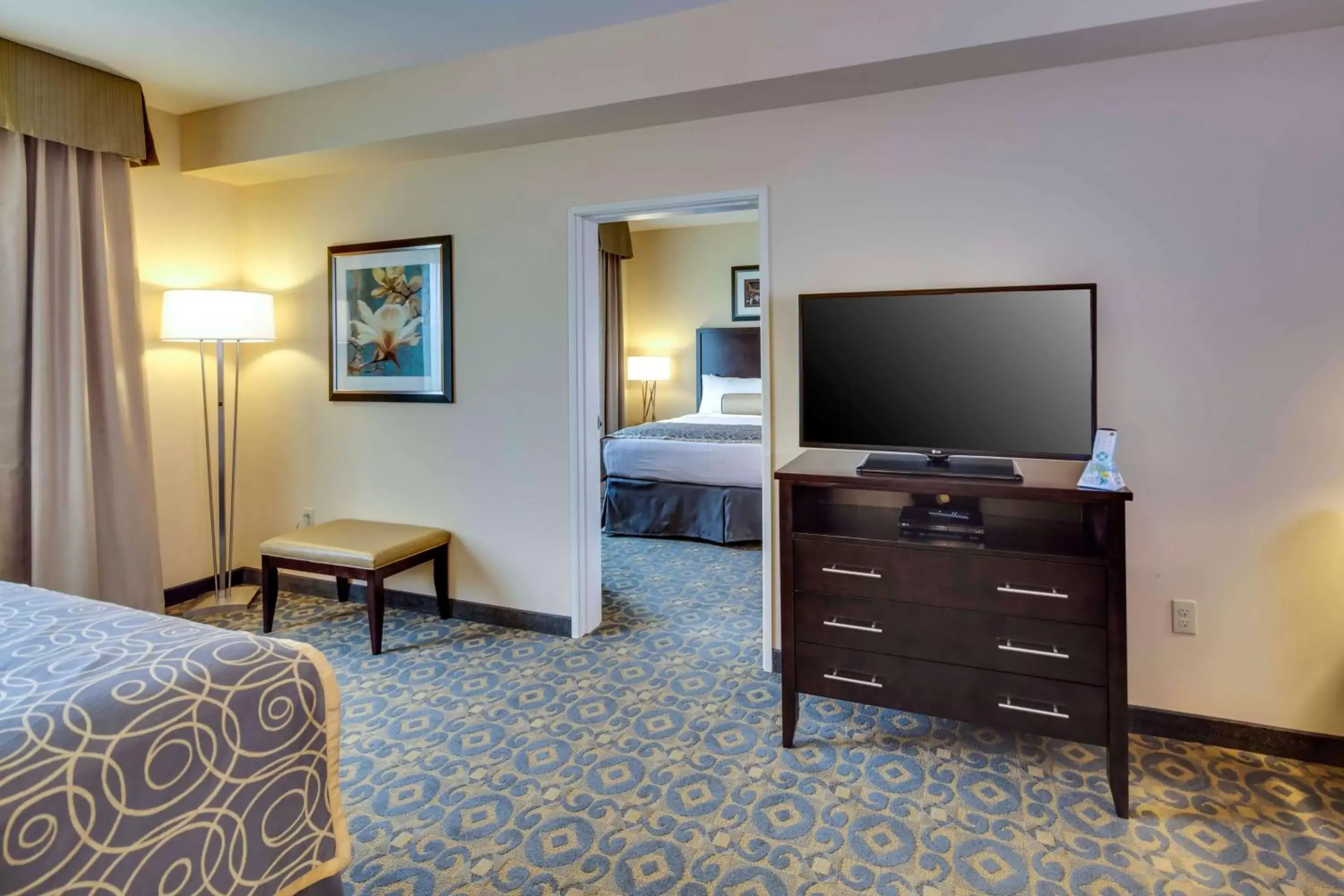 Photo of the whole room, TV/Entertainment Center in Best Western Plus Arlington/Marysville