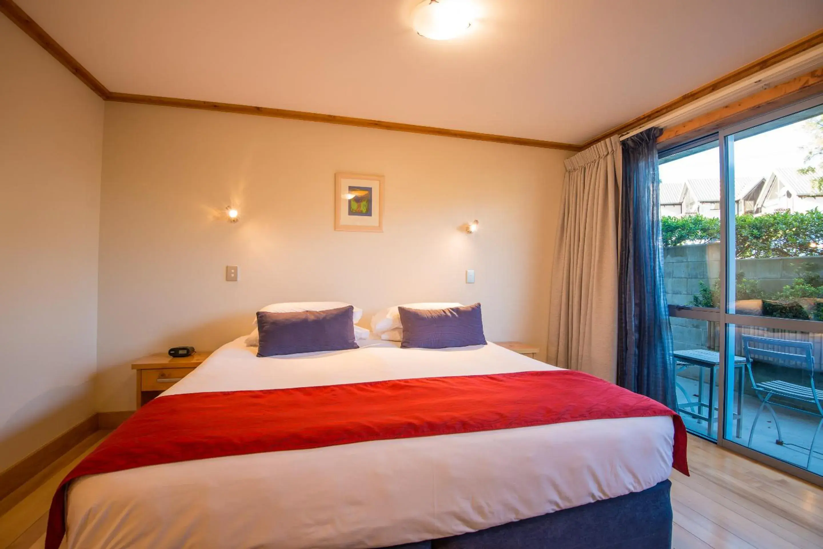 Bedroom, Bed in Coronation Lodge