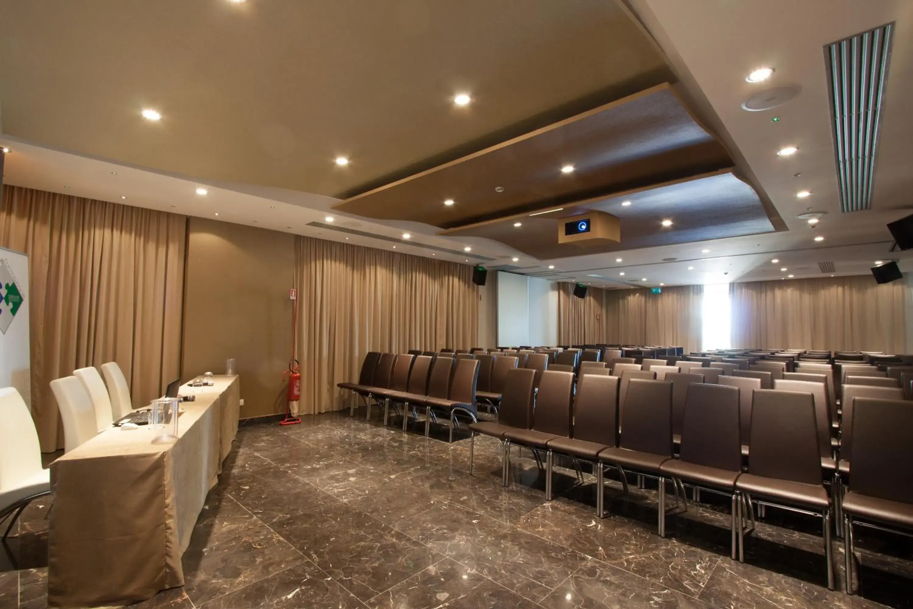Business facilities in Main Palace Hotel