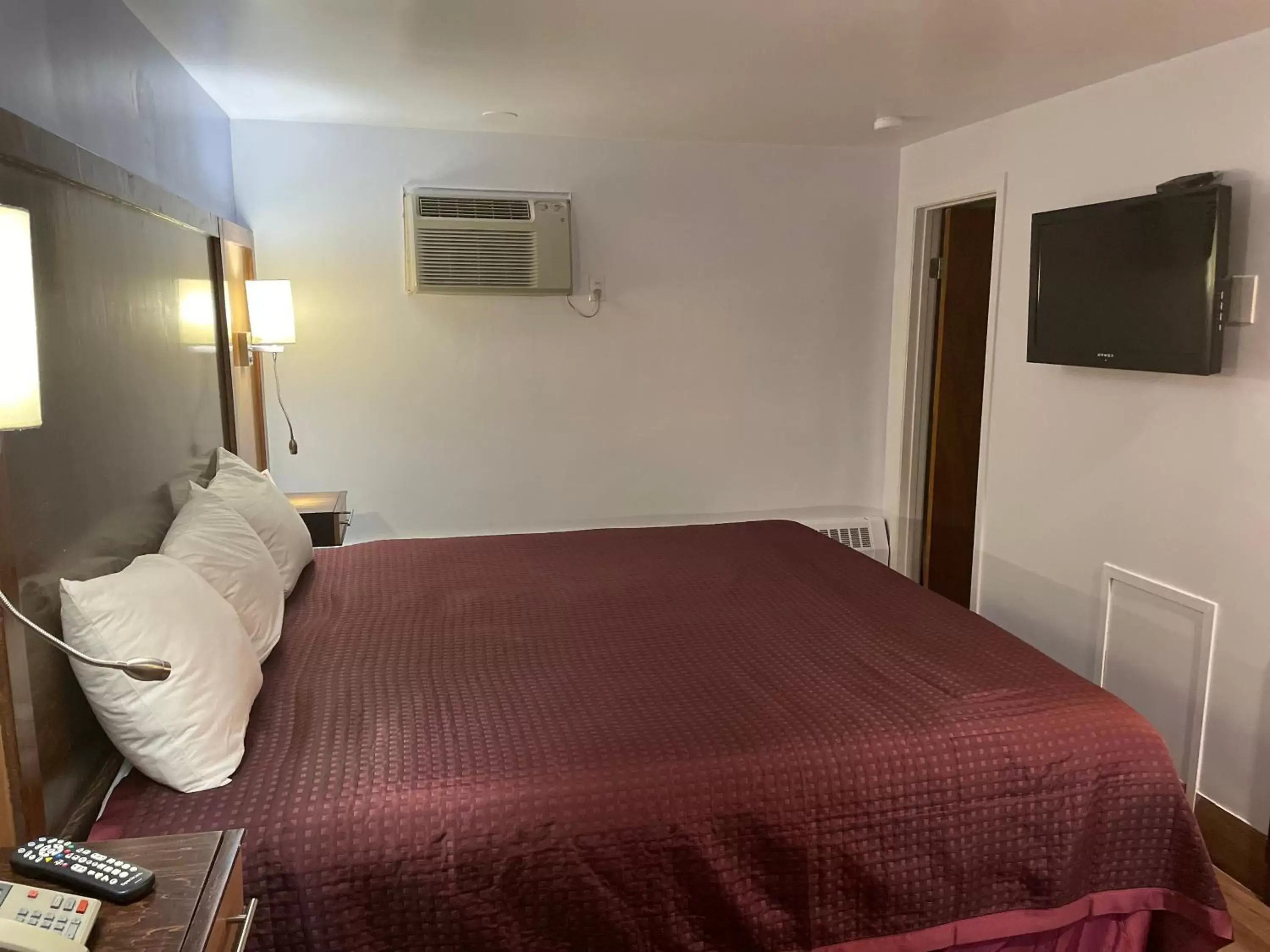 Bed in Scottish Inn - North Tonawanda