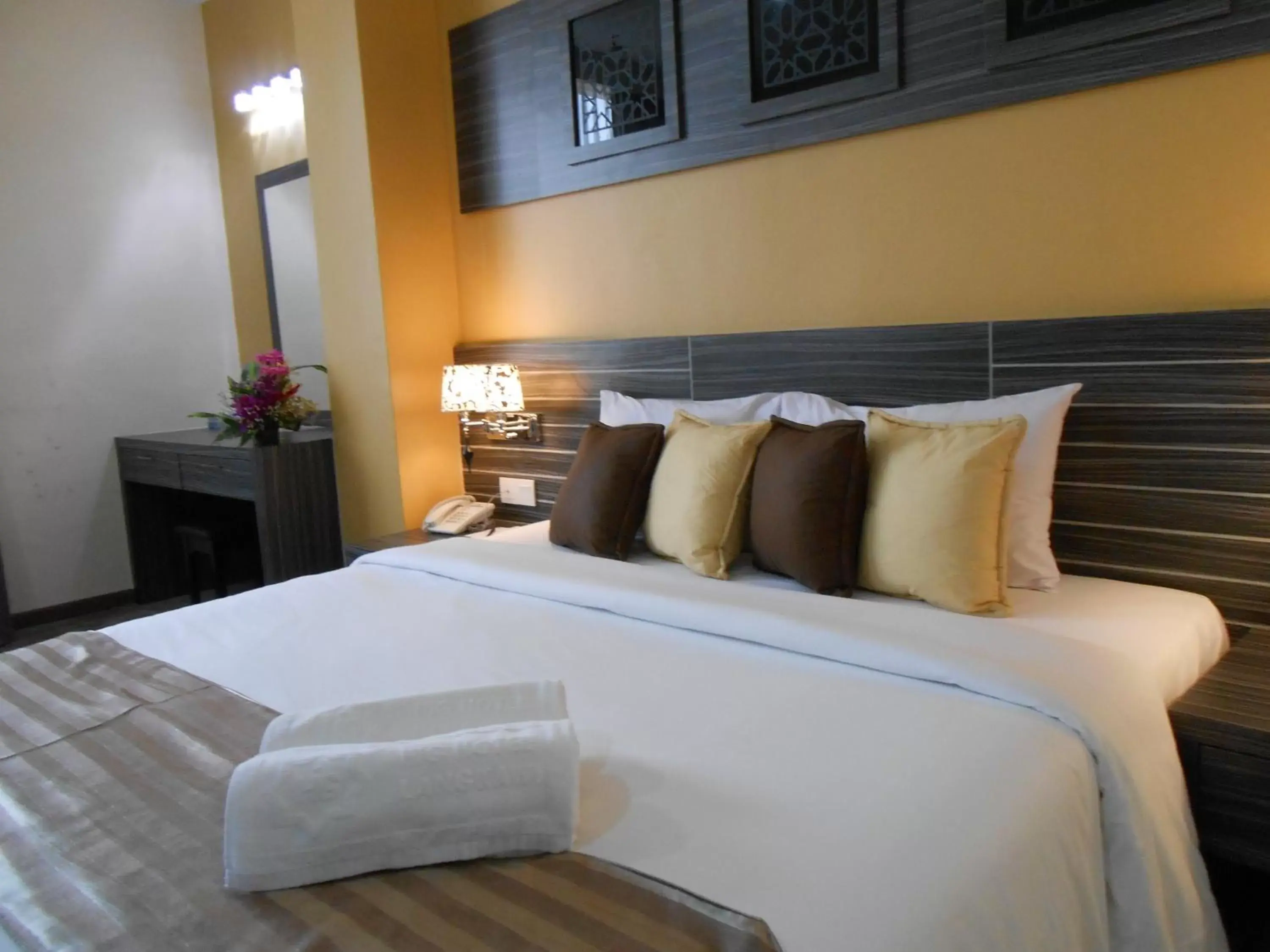 Bed in HIG Hotel