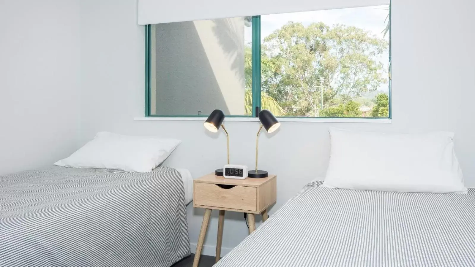 Bedroom, Bed in Currumbin Sands On The Beach