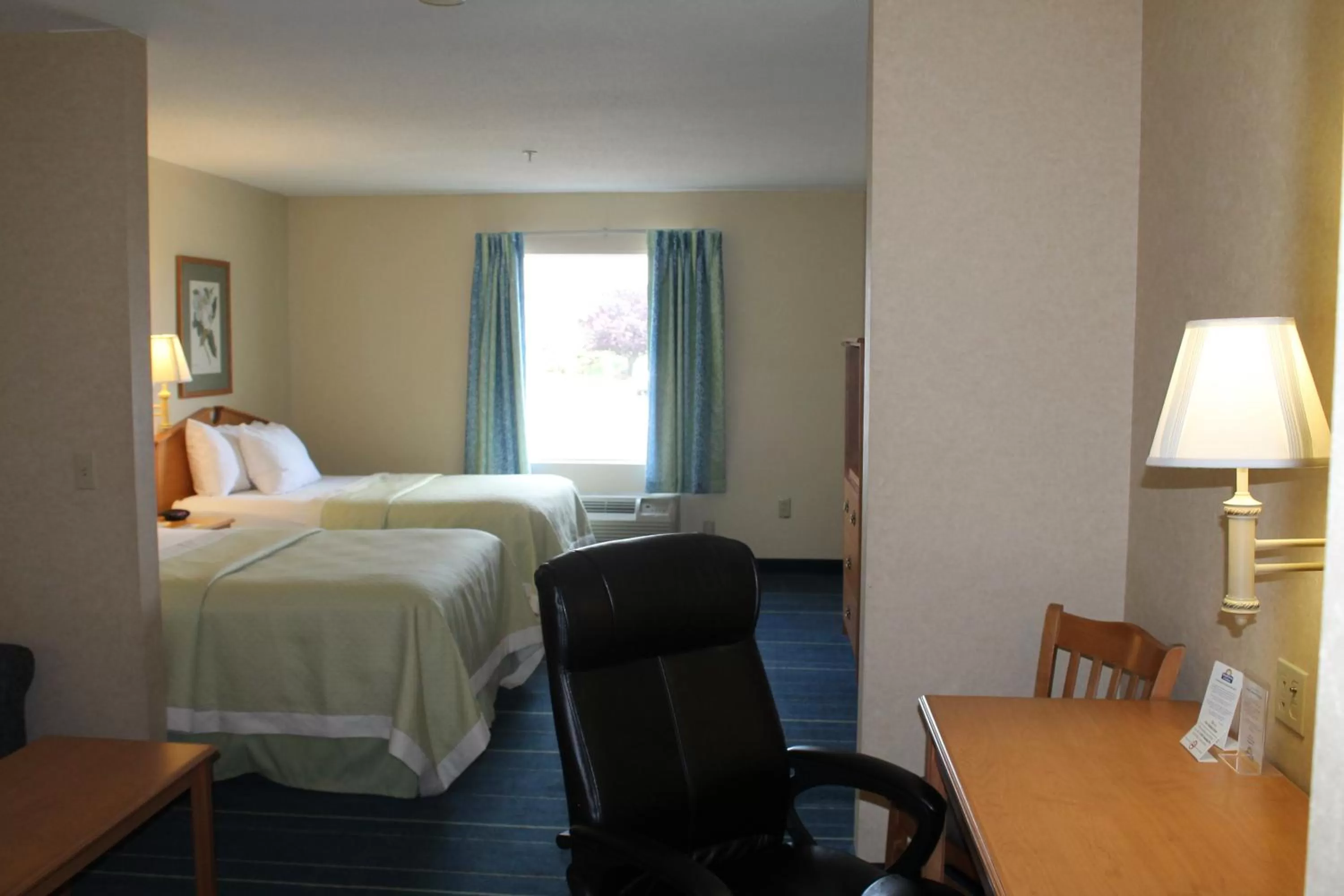 Photo of the whole room, Bed in Days Inn & Suites by Wyndham Bridgeport - Clarksburg
