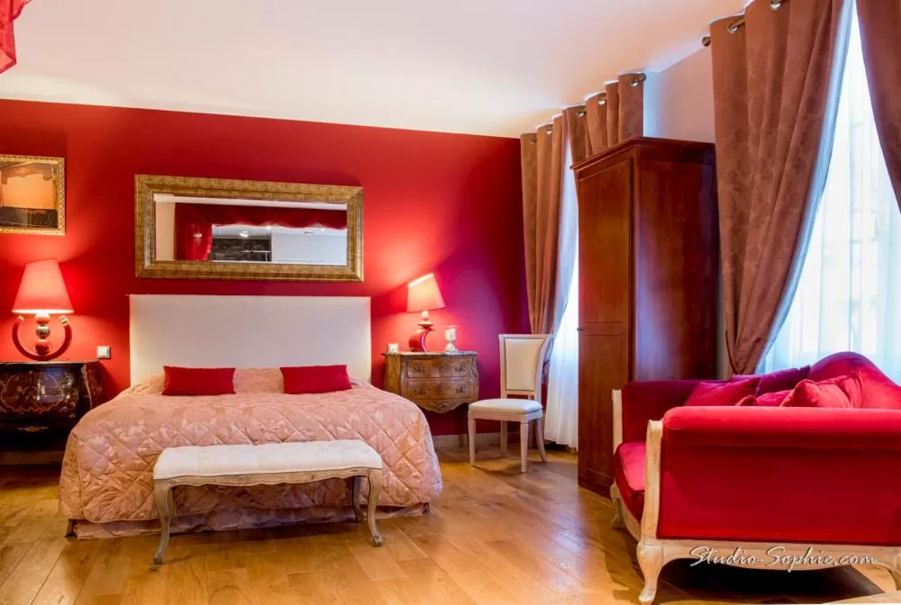 Photo of the whole room, Bed in Champagne Domaine Sacret - AY