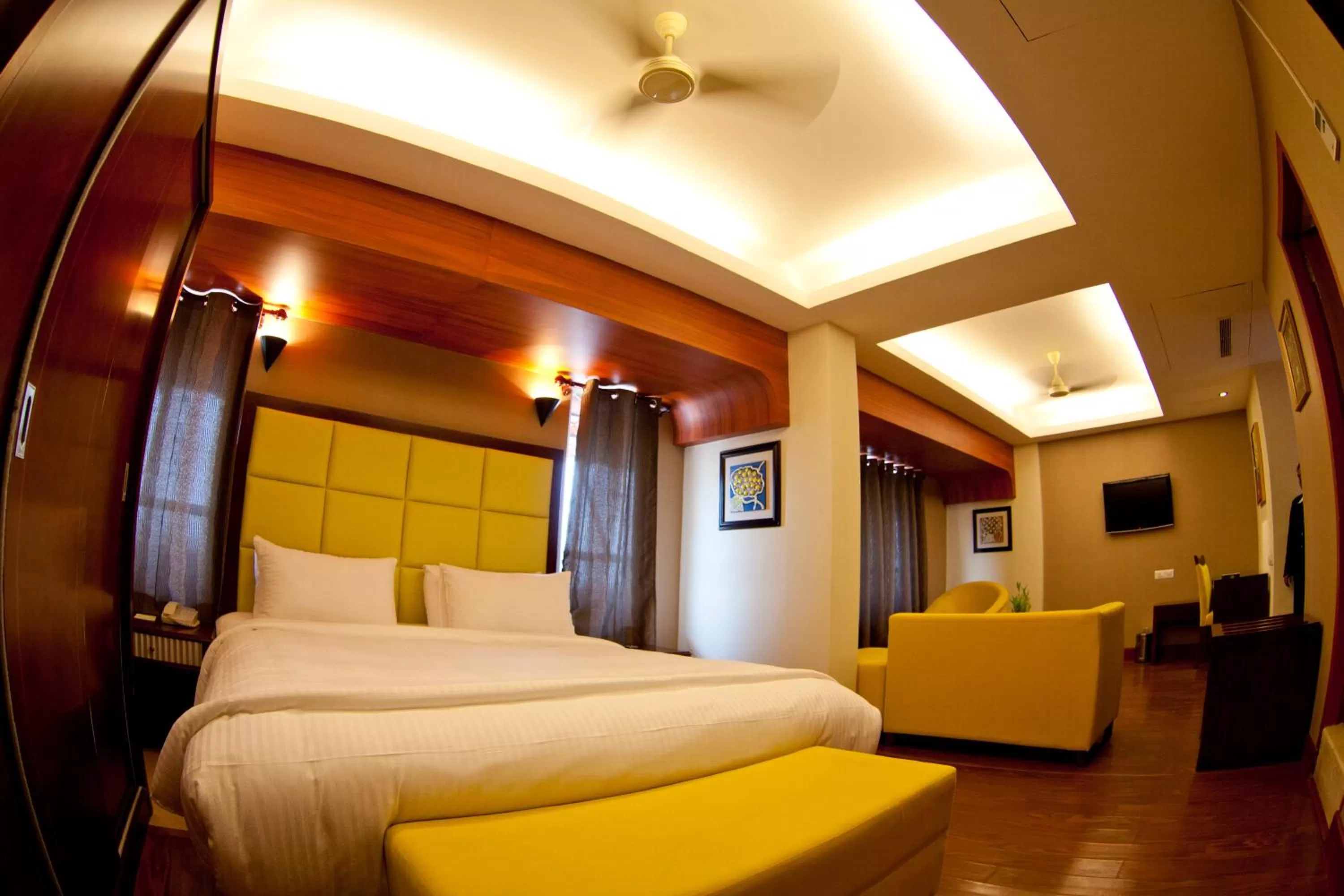 Photo of the whole room, Bed in Paramount Tower