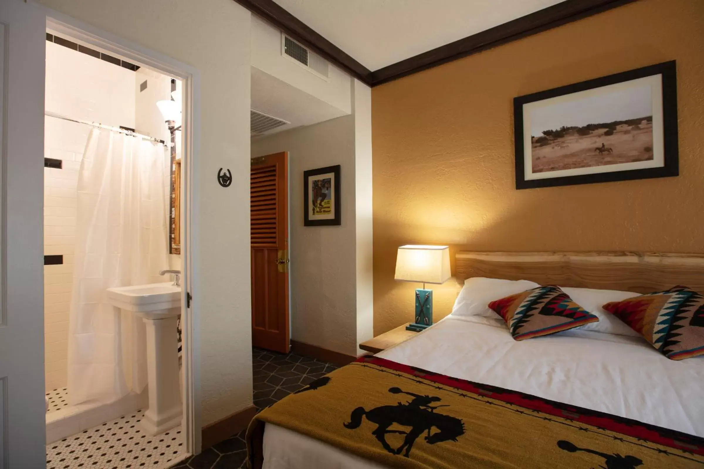 Bathroom, Bed in Hotel El Rancho