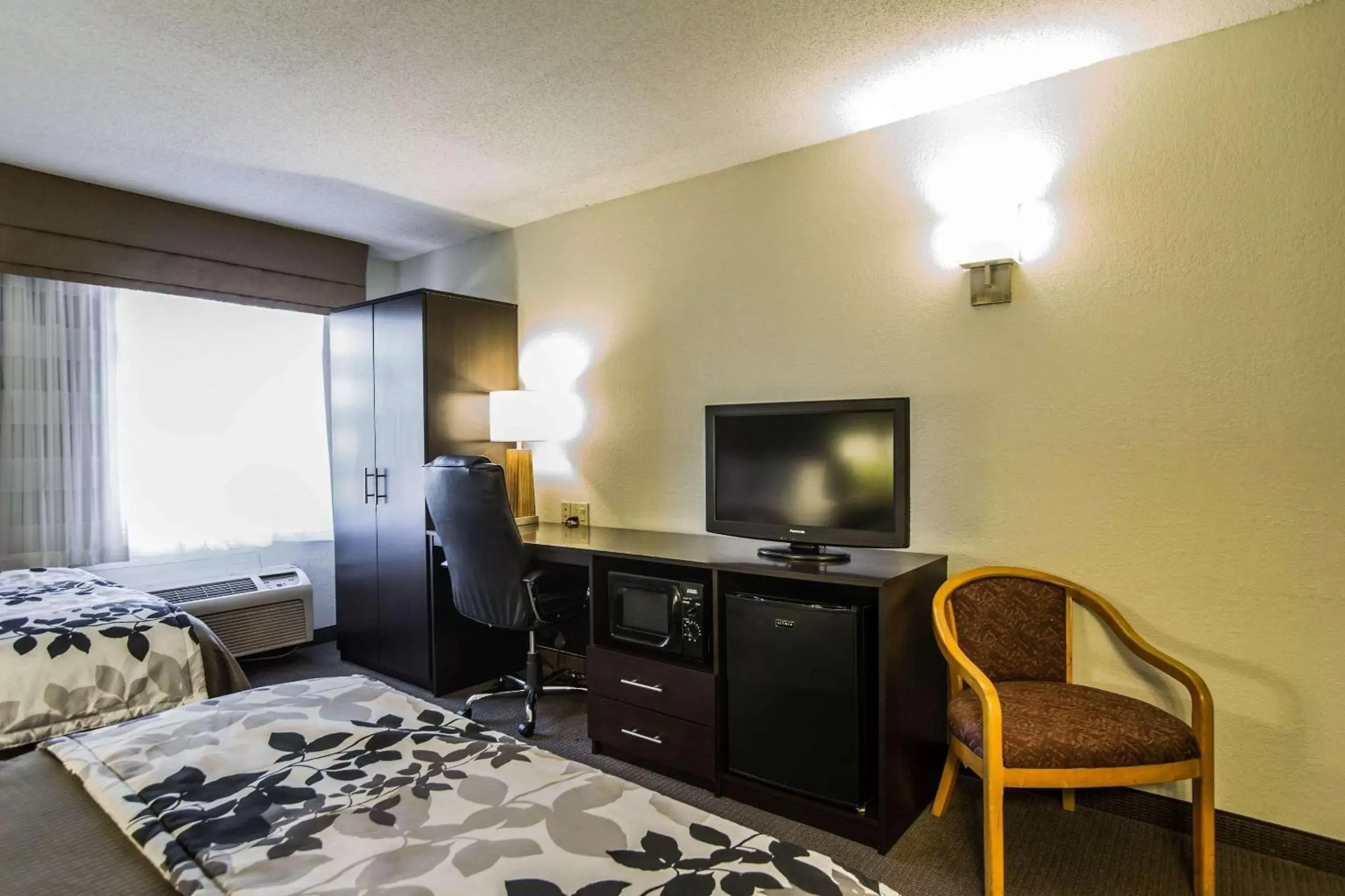 Photo of the whole room, TV/Entertainment Center in Sleep Inn Airport West Columbia