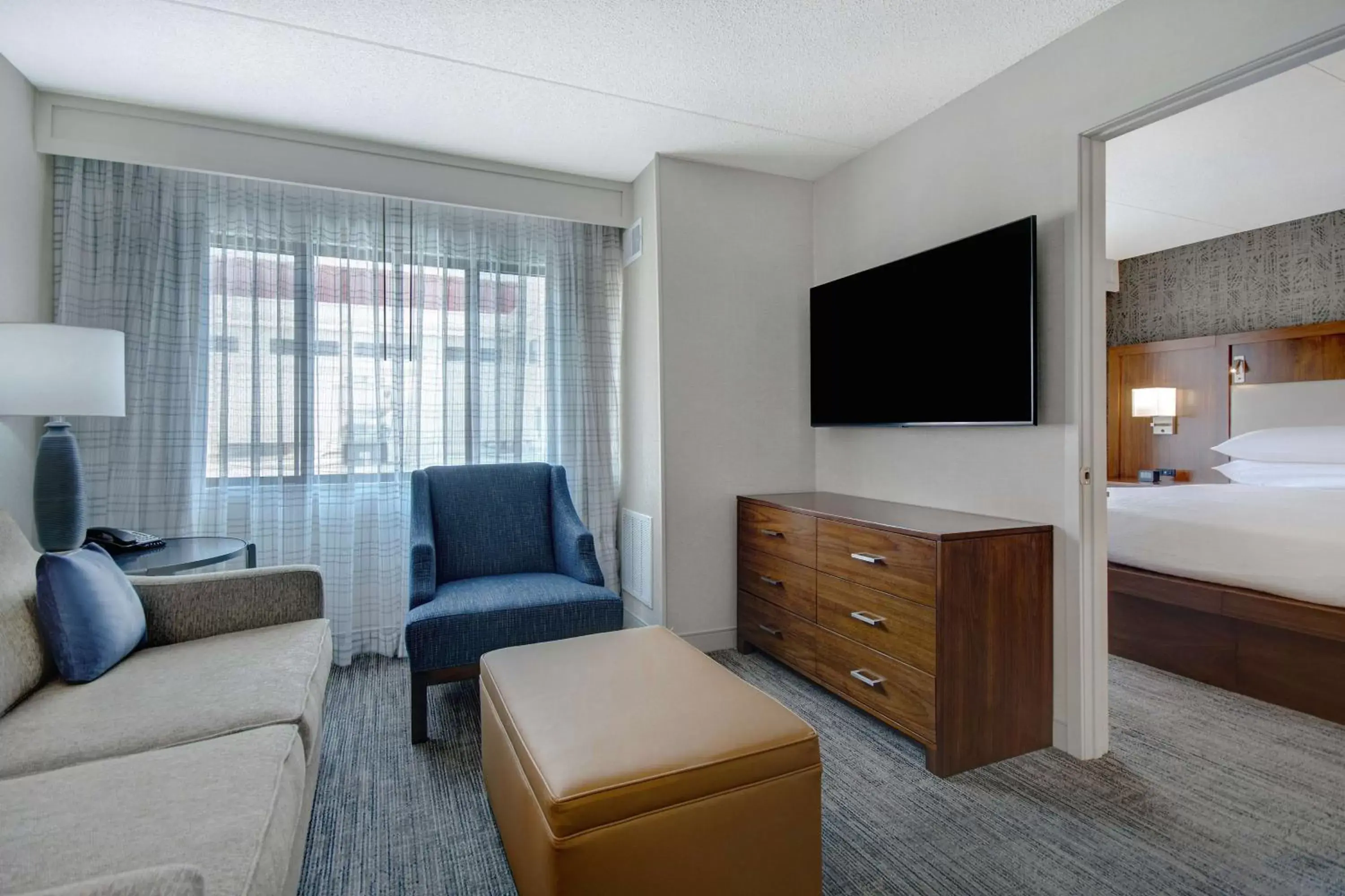 Living room, TV/Entertainment Center in Embassy Suites by Hilton Detroit Metro Airport