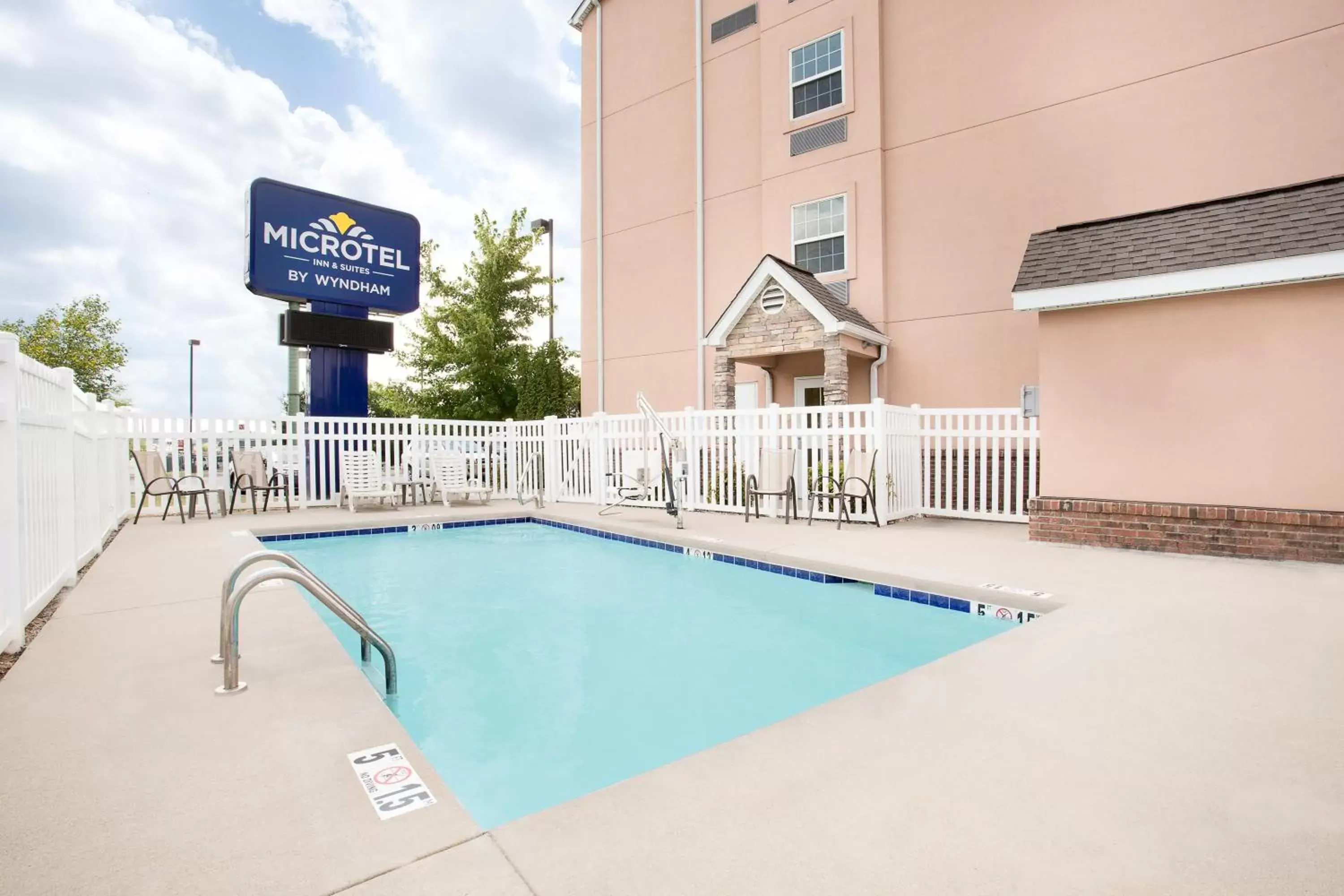 Patio, Property Building in Microtel Inn & Suites by Wyndham Tuscumbia/Muscle Shoals