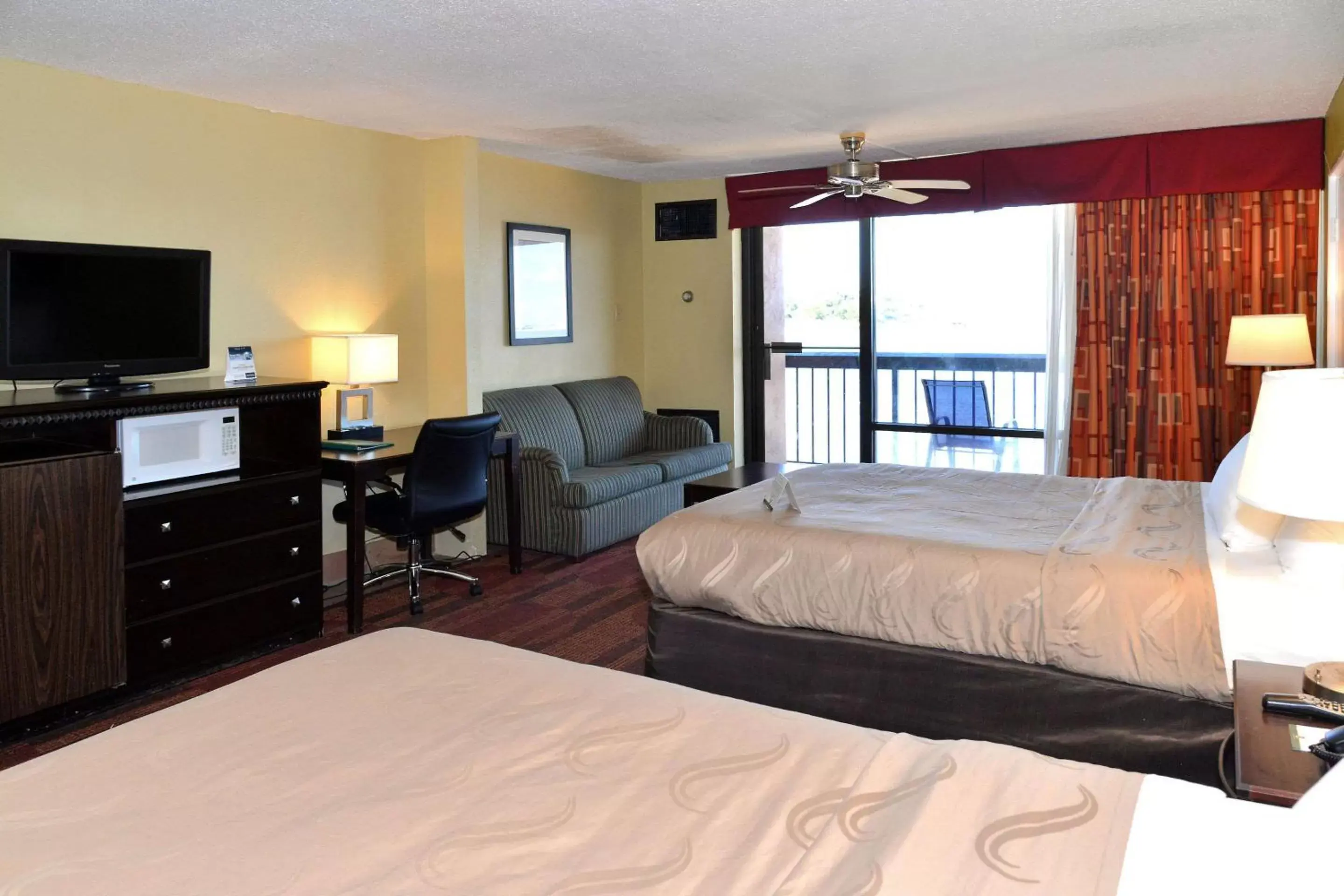 Photo of the whole room, Bed in Quality Inn & Suites on the Bay near Pensacola Beach