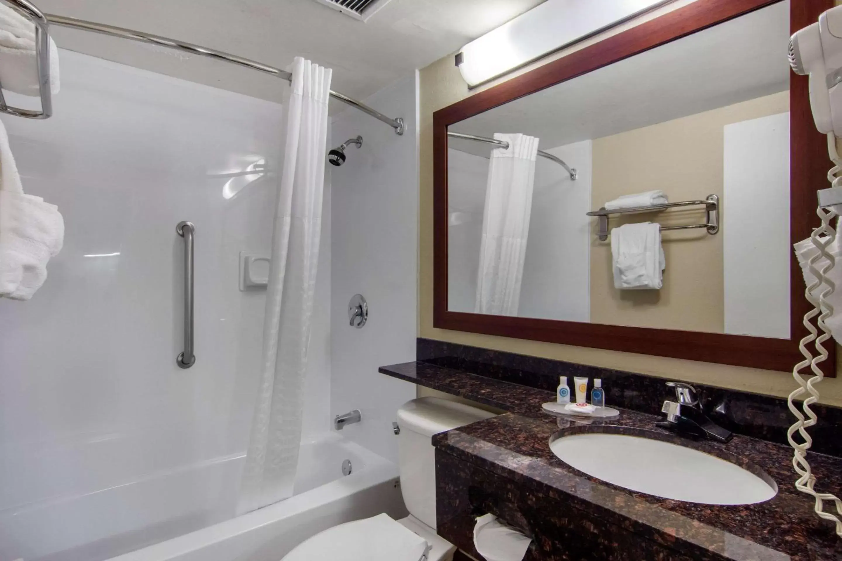 Bathroom in Comfort Inn Sandy Springs – Perimeter