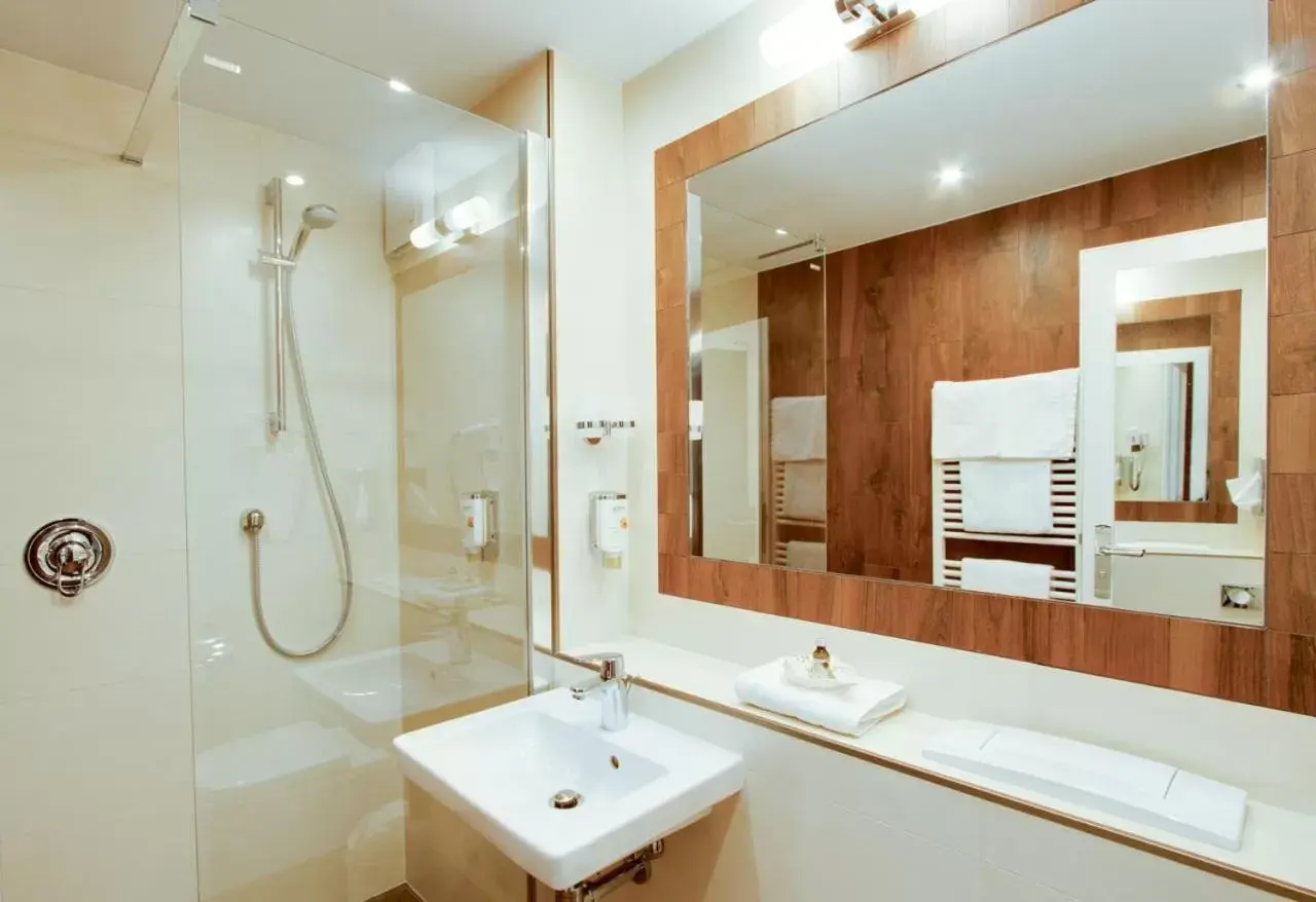 Shower, Bathroom in Akzent Hotel Am Goldenen Strauss