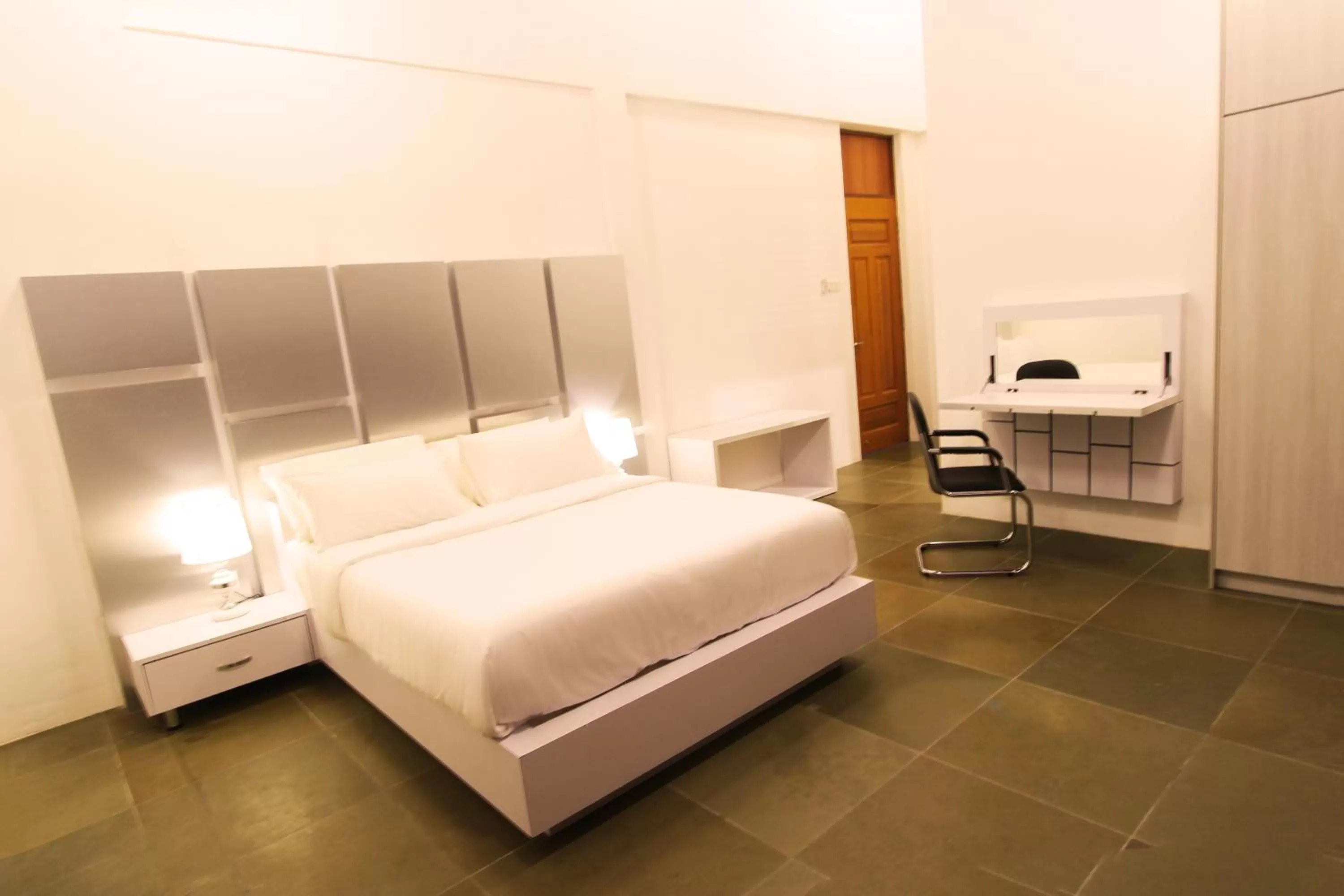 Photo of the whole room, Bed in Harmony Valley Retreat