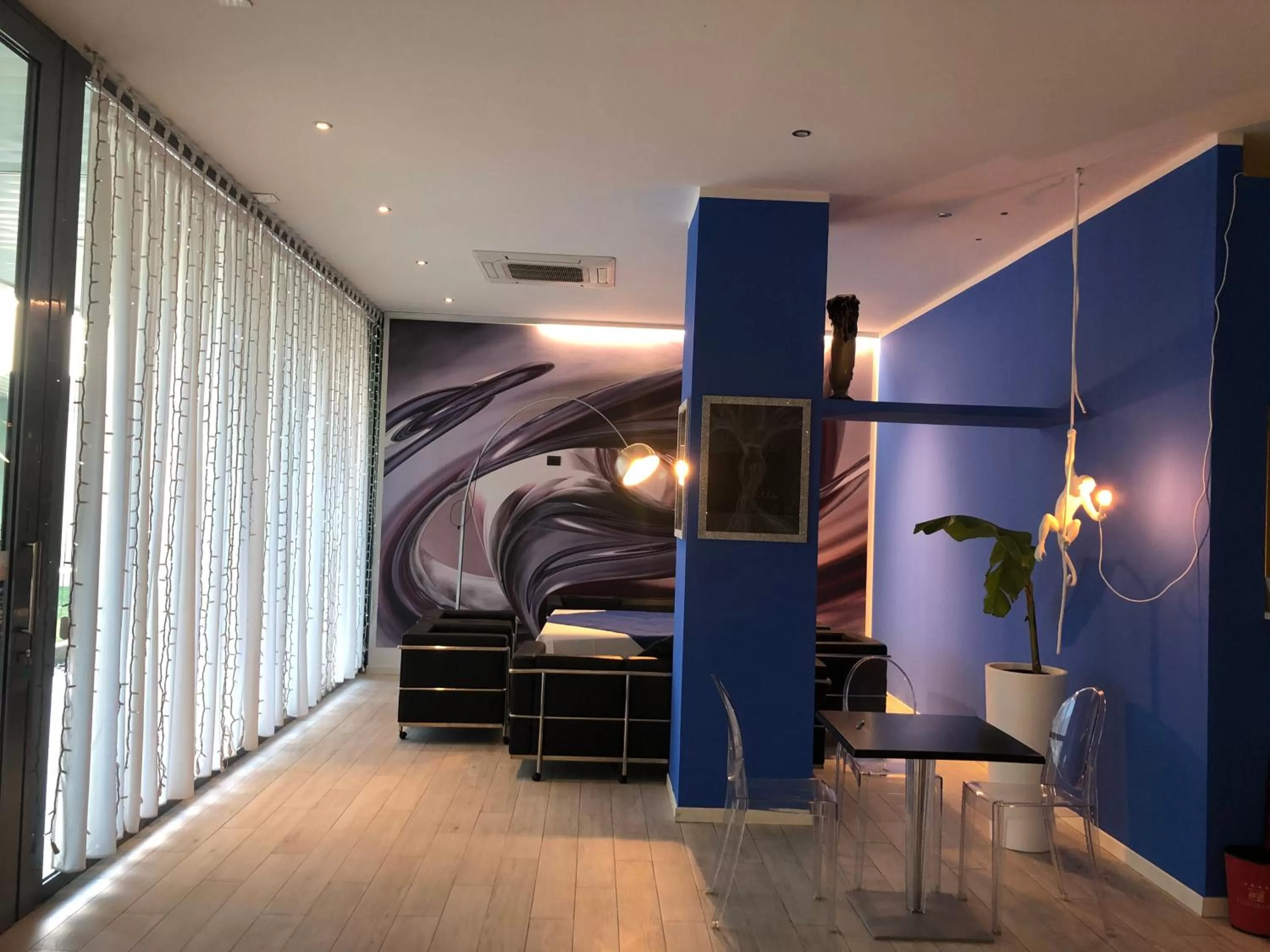 Restaurant/places to eat, Bed in Blue Shades Hotel