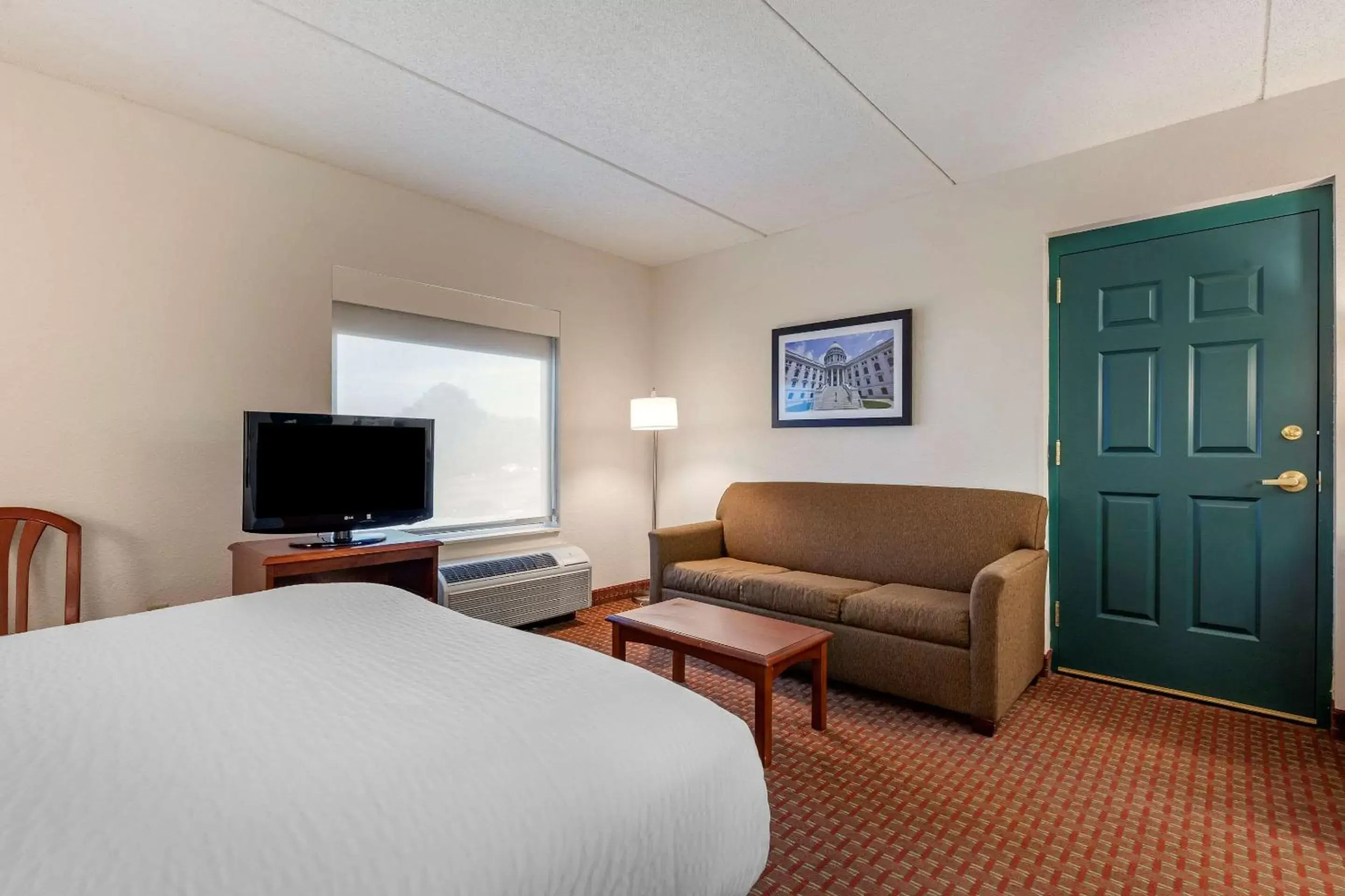 Bedroom, TV/Entertainment Center in Clarion Suites at The Alliant Energy Center