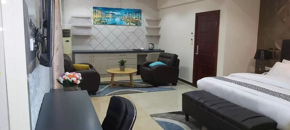 Seating area, Bed in Lantana Hotel