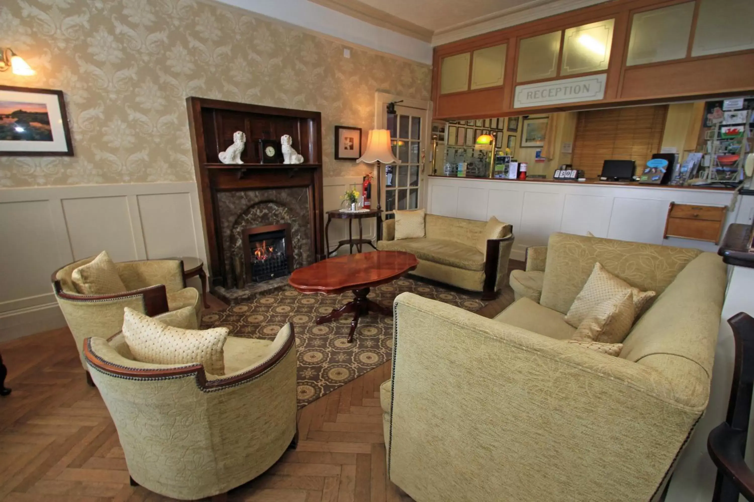 Lobby or reception, Lounge/Bar in Lion Hotel & Studio Apartments