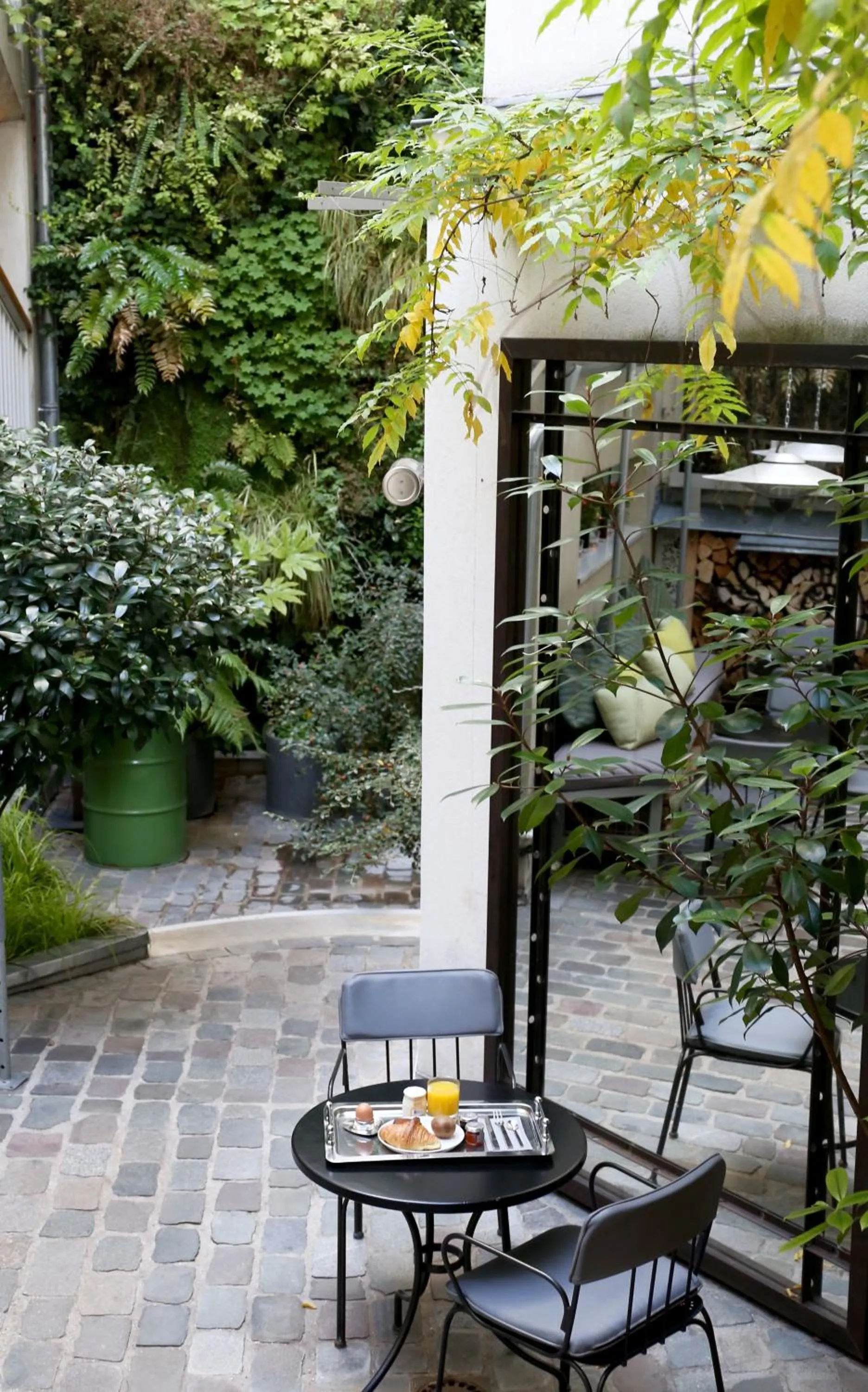 Patio in Hôtel Jules & Jim