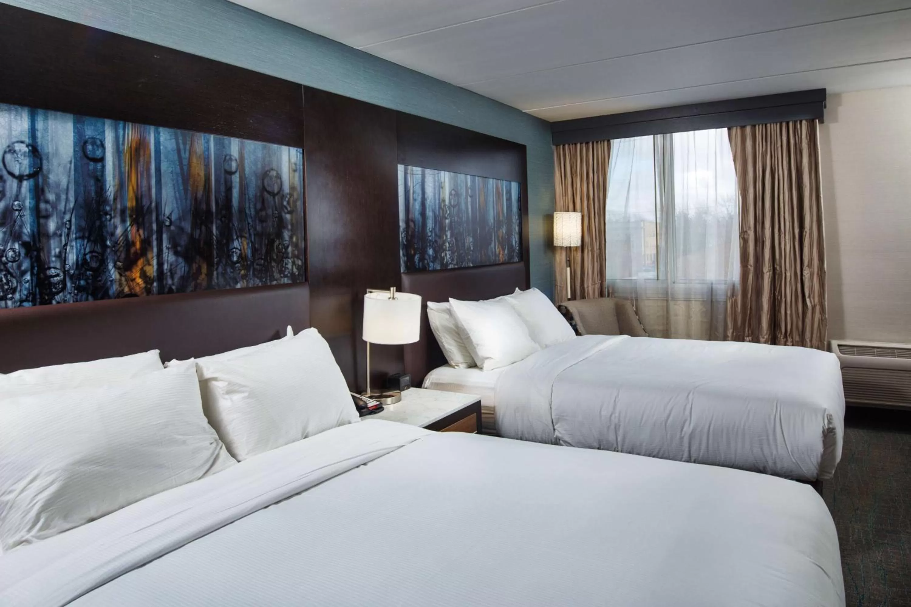 Bed in DoubleTree by Hilton Neenah