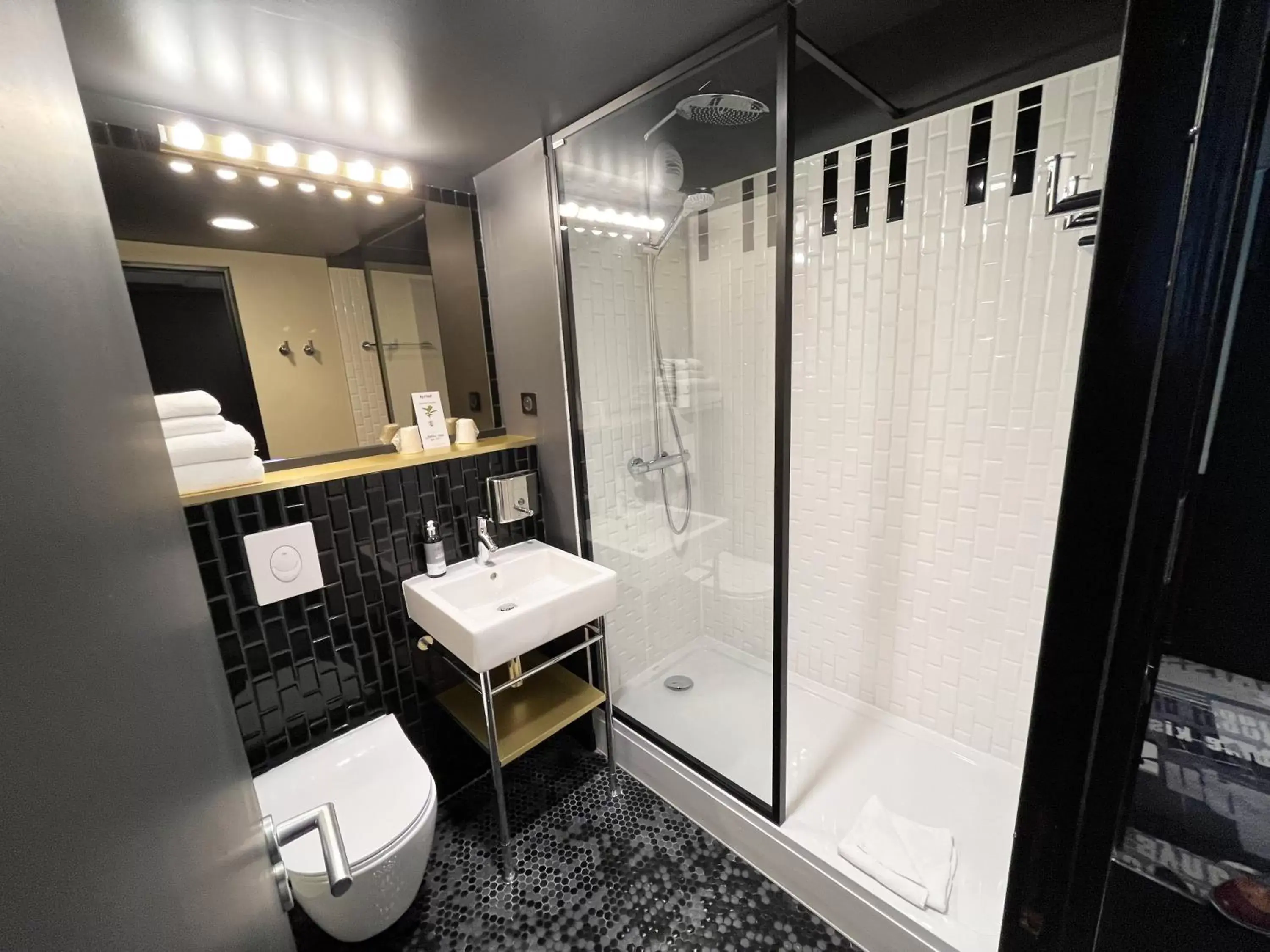 Shower, Bathroom in Kyriad - Créteil - Bonneuil-sur-Marne