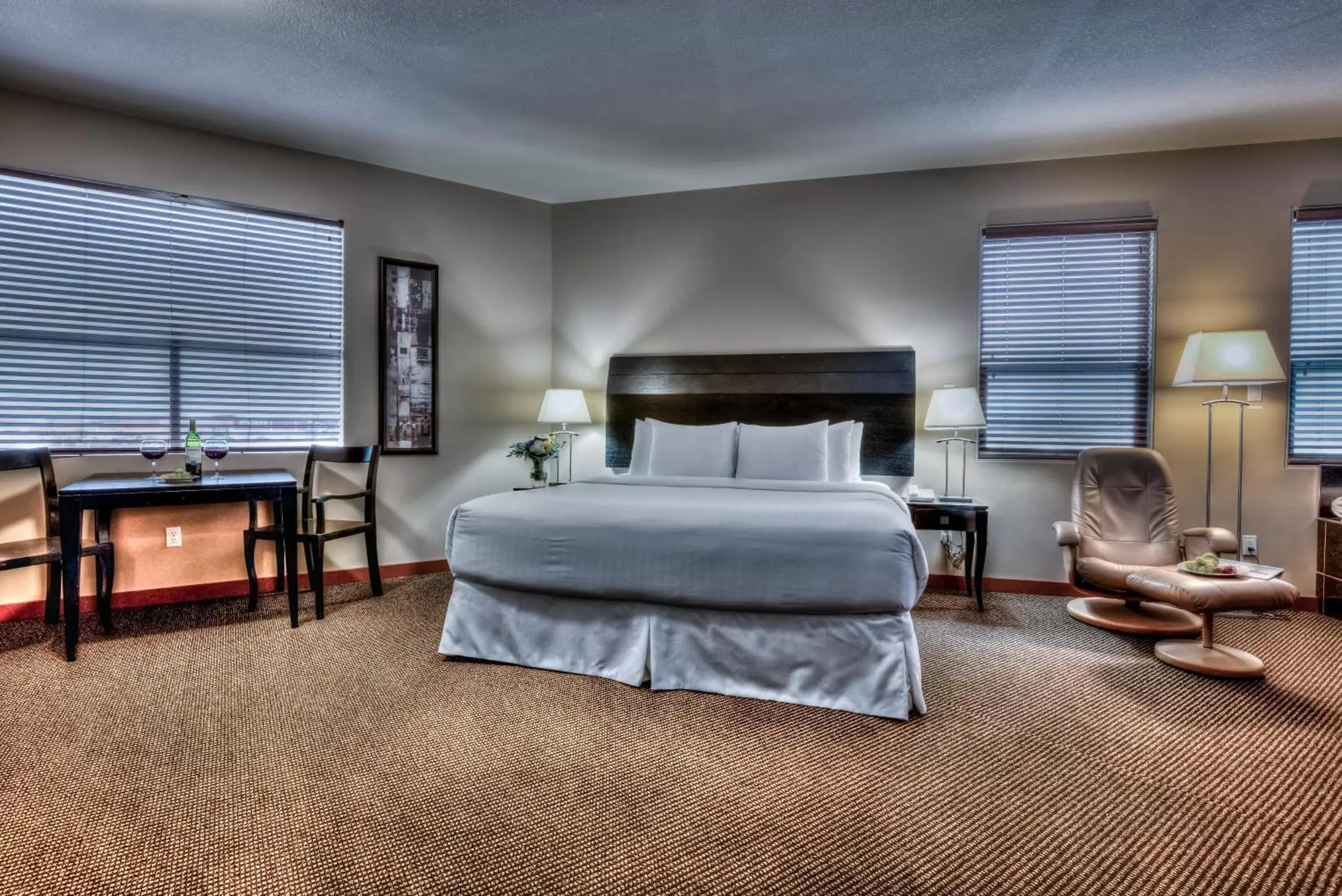 Bed in Podollan Inn & Spa - Grande Prairie