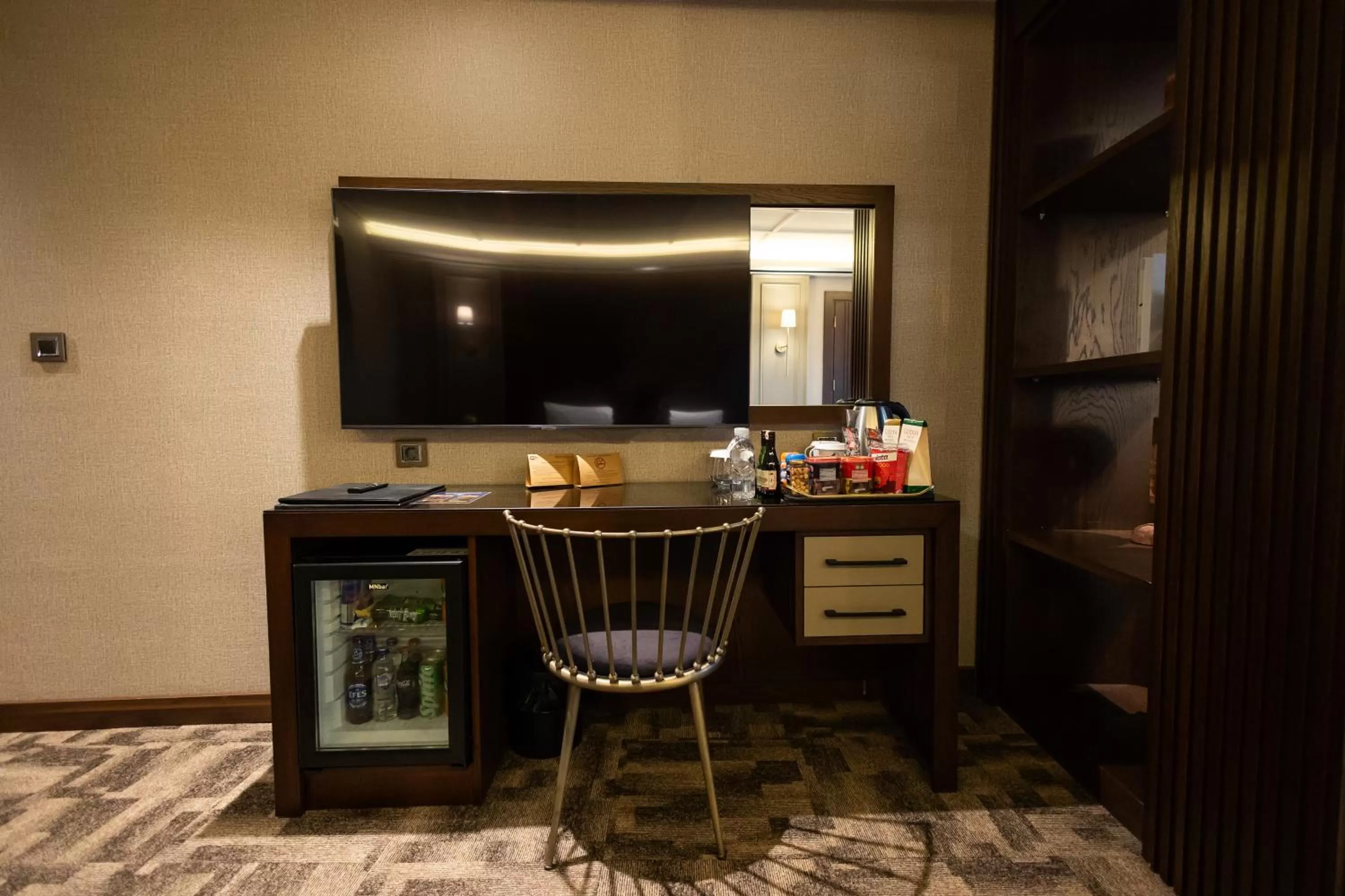 hair dresser in Tonight Hotel Port