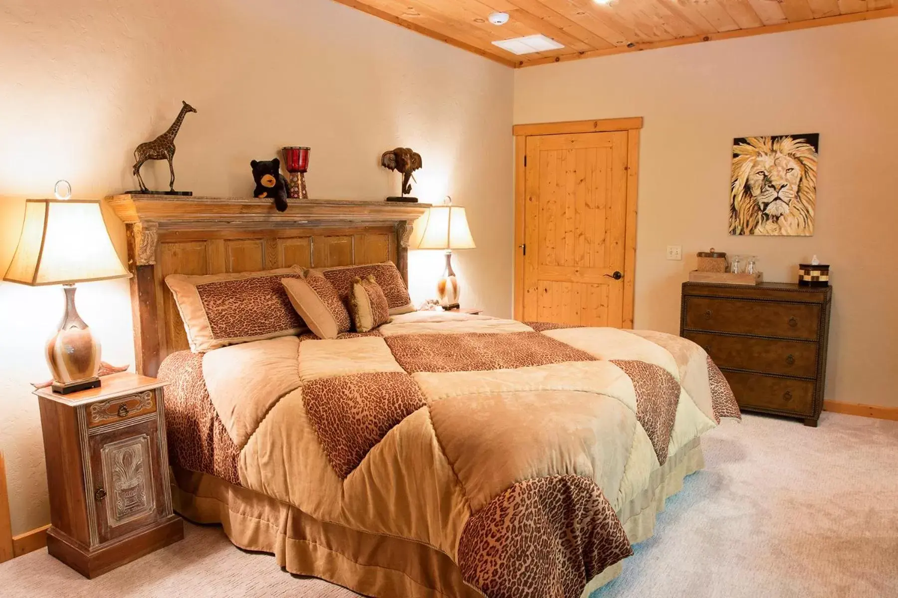 Photo of the whole room, Bed in Lazy Bear Lodge