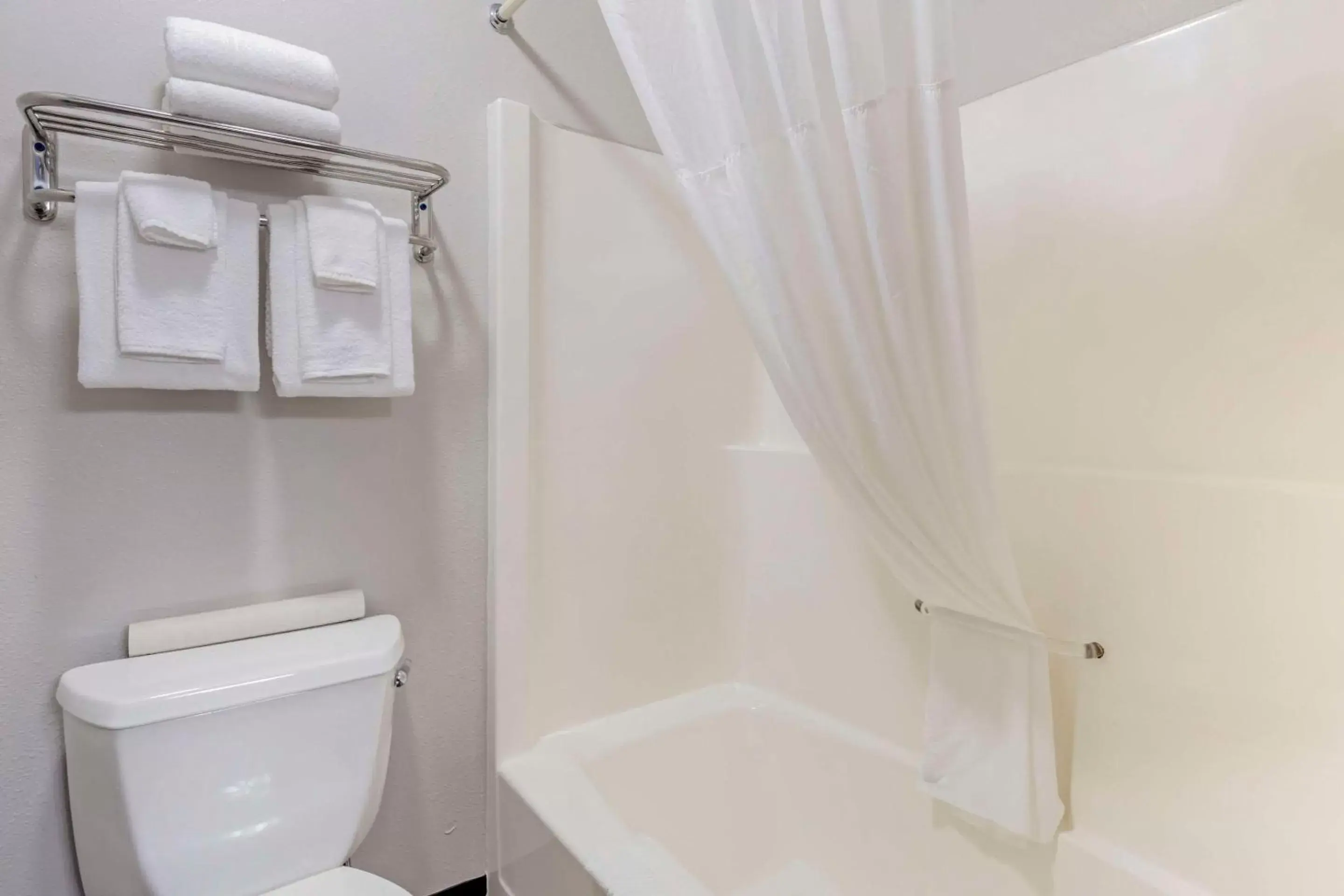 Bedroom, Bathroom in Econo Lodge Missoula