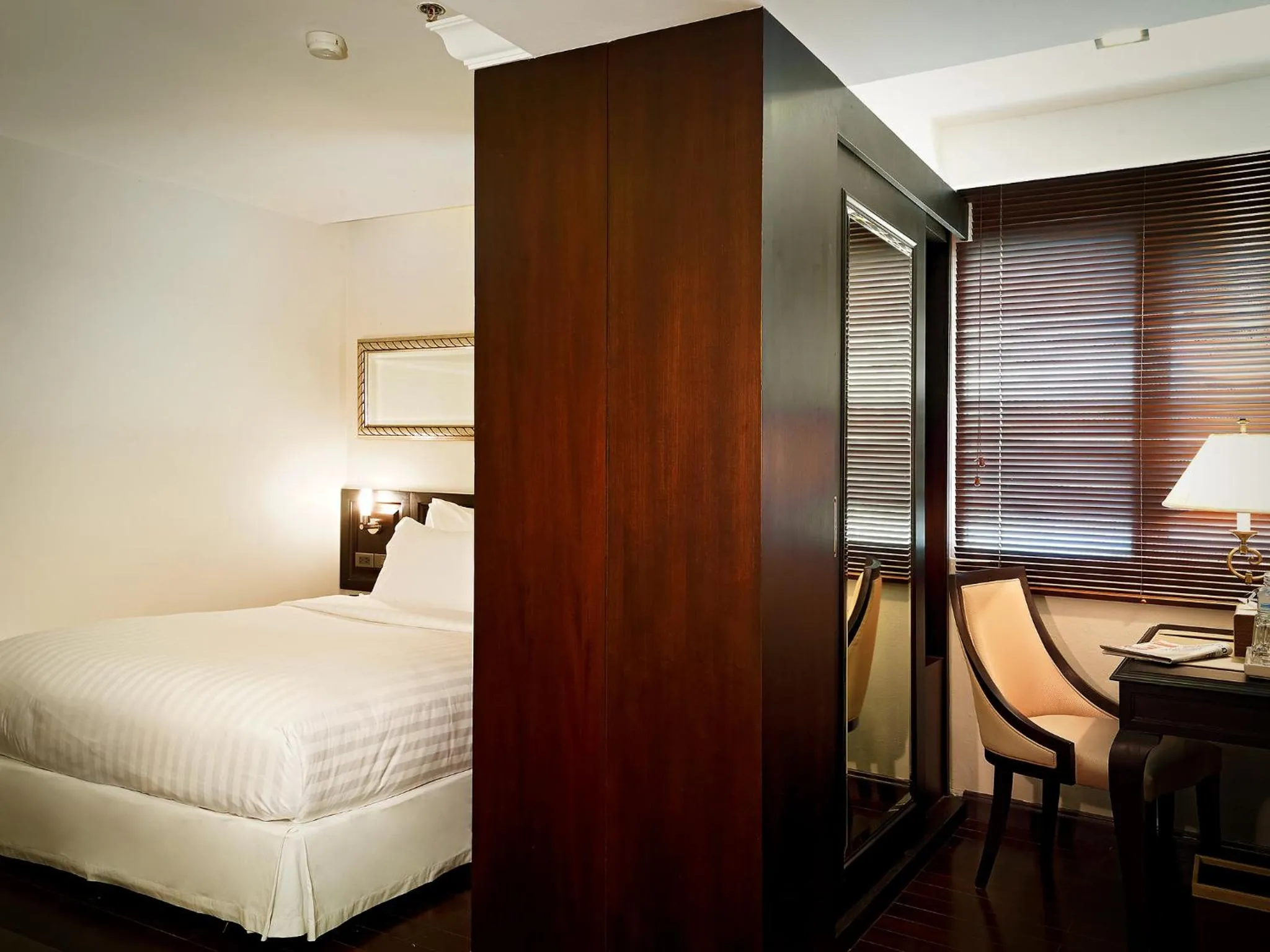 Decorative detail, Bed in Gulliver's Tavern Hotel