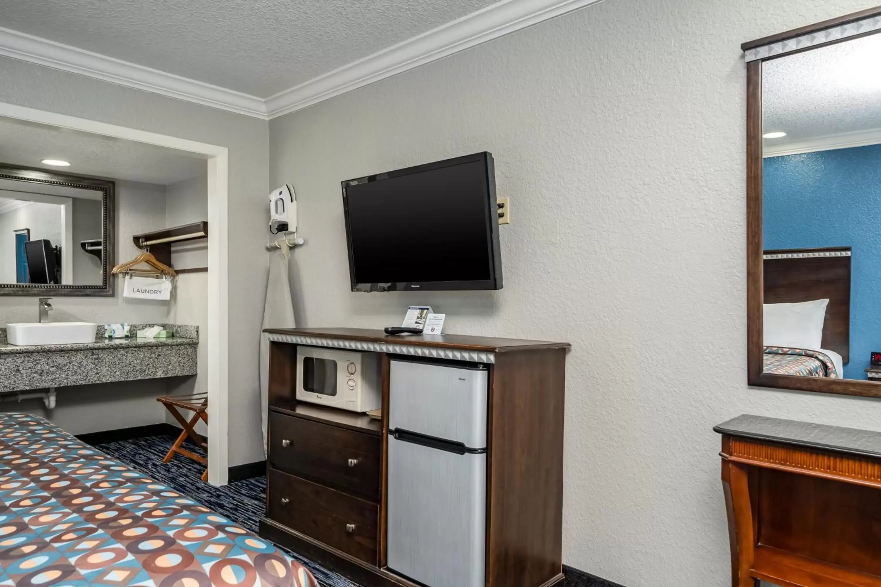 Photo of the whole room, TV/Entertainment Center in GatorTown Inn