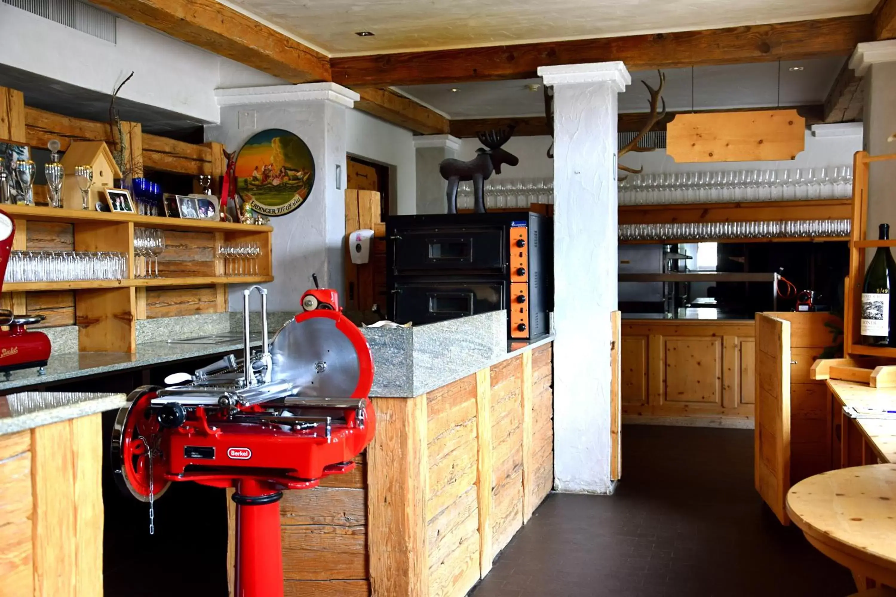 Lounge or bar, Kitchen/Kitchenette in Hotel Salastrains