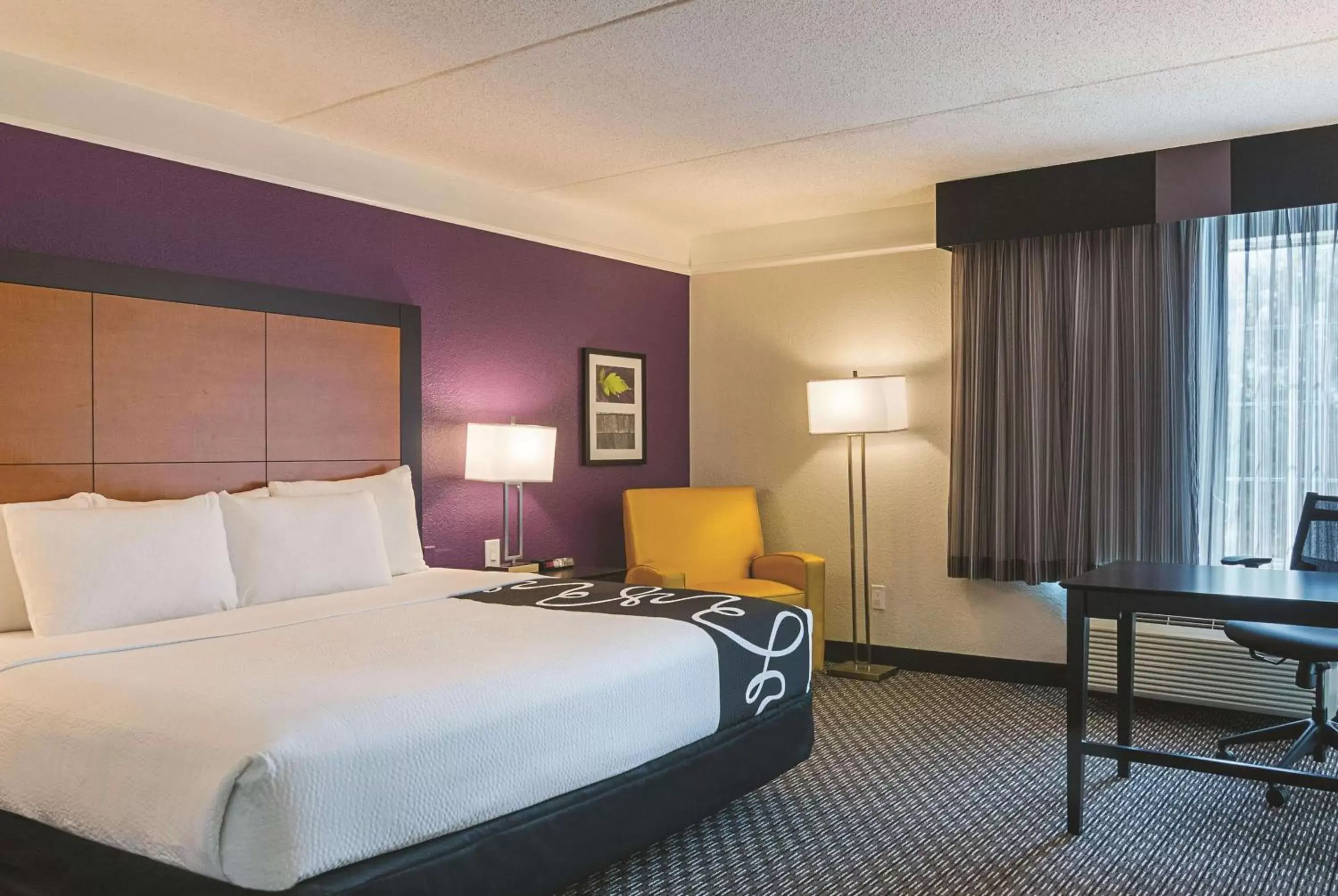 Photo of the whole room, Bed in La Quinta by Wyndham Orlando Airport North