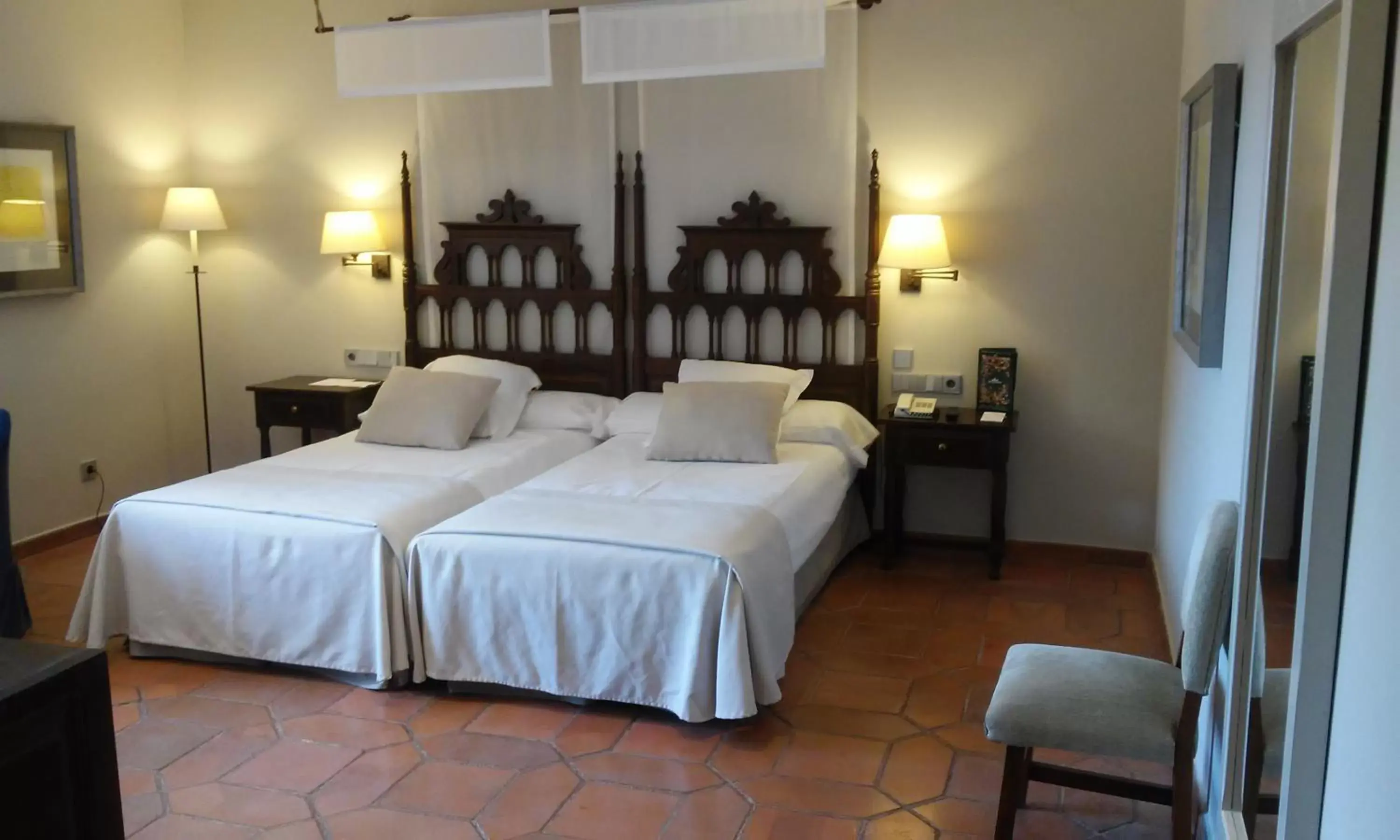 Photo of the whole room, Bed in Parador de Cuenca