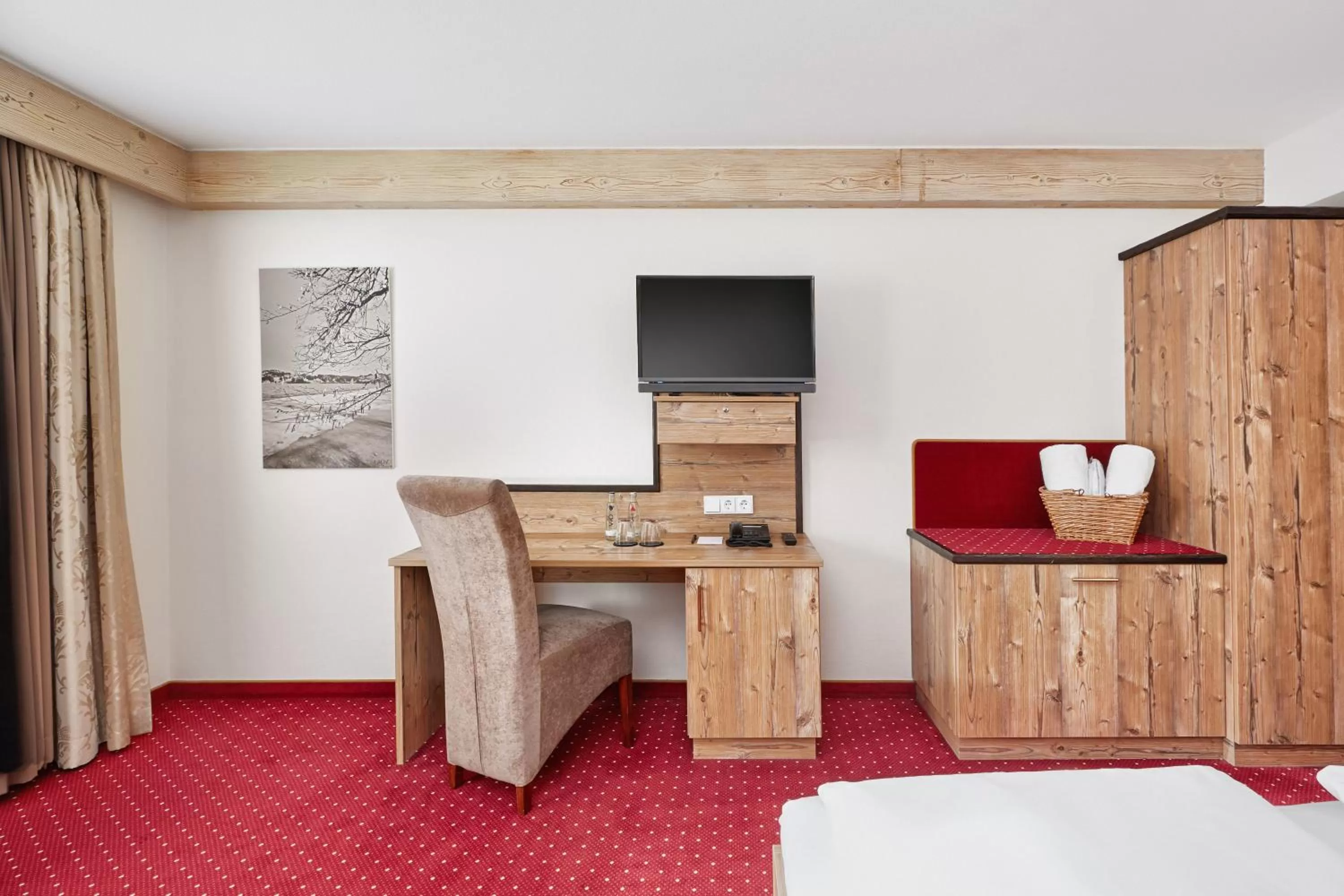 TV and multimedia, Bed in Königshof Hotel Resort