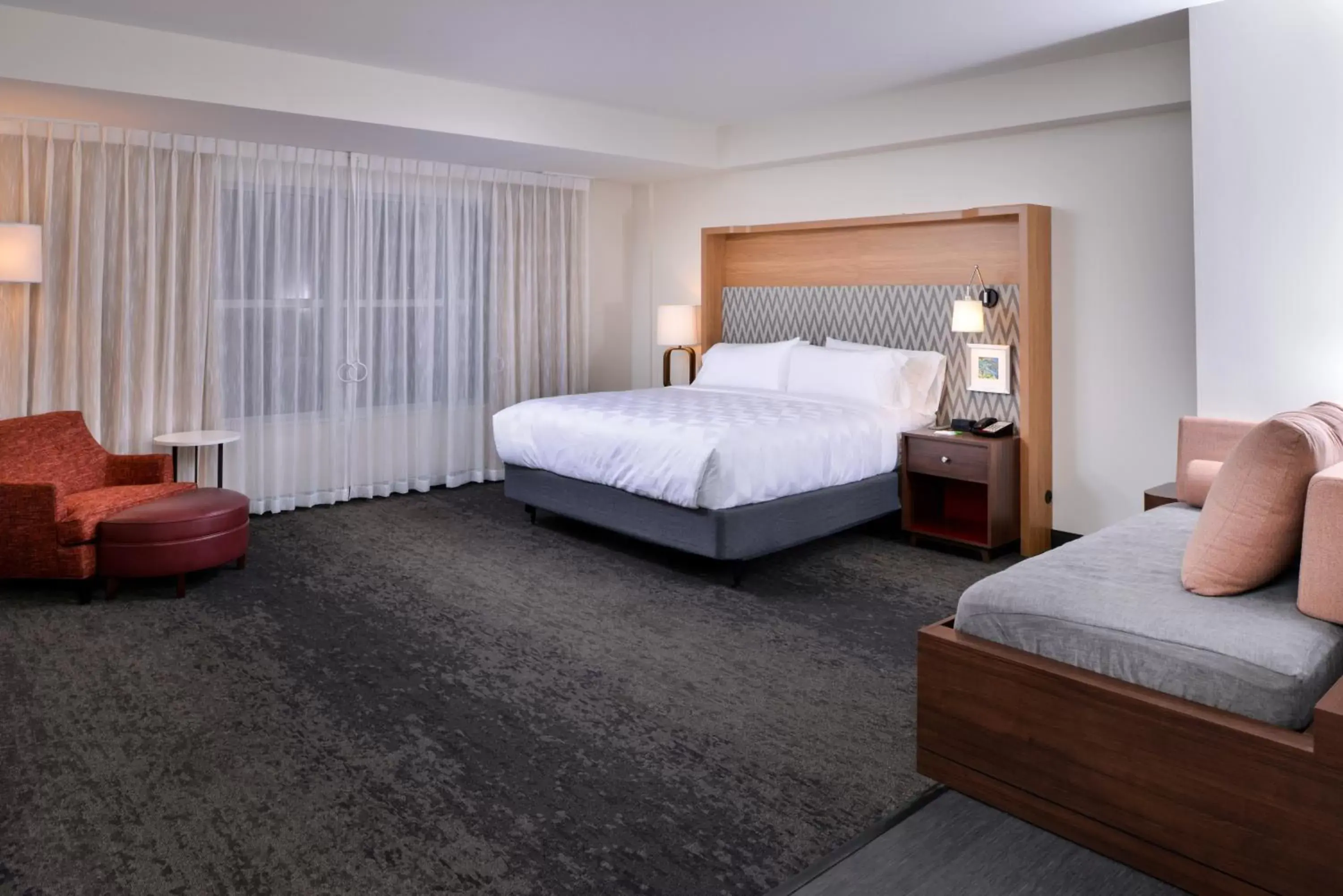 Photo of the whole room, Bed in Holiday Inn & Suites - Farmington Hills - Detroit NW, an IHG Hotel