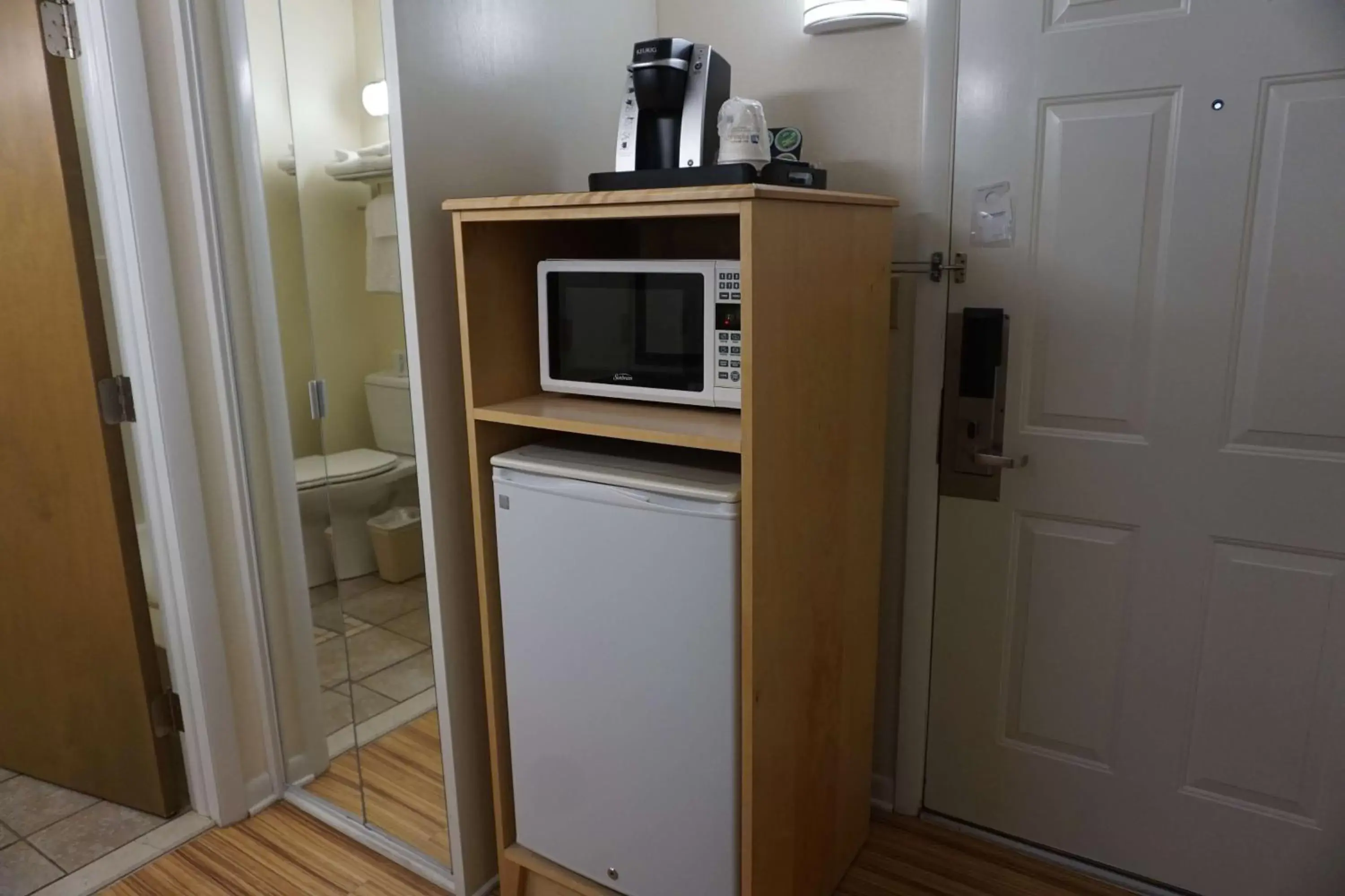 Bedroom, Kitchen/Kitchenette in Best Western Chincoteague Island